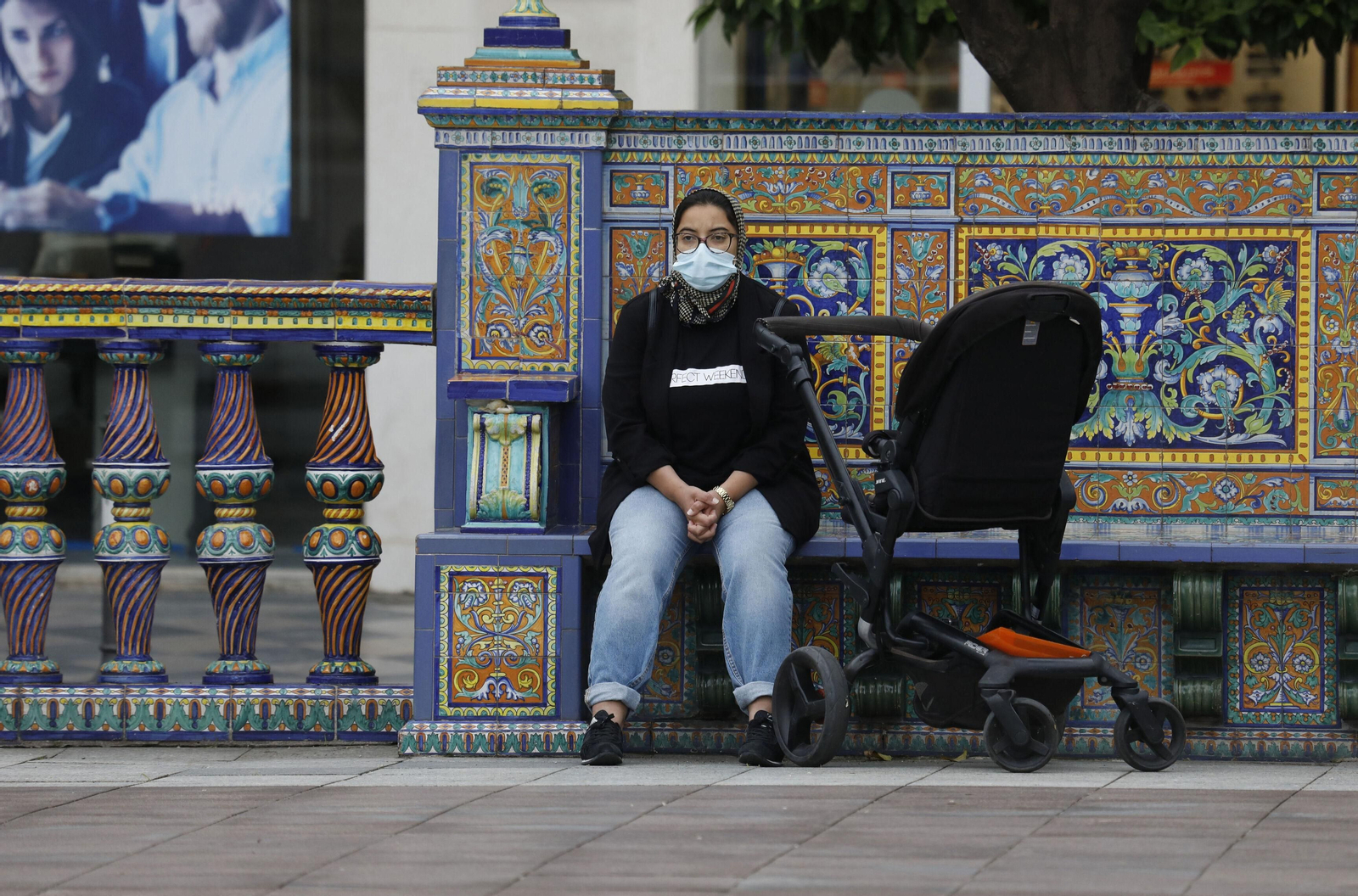 Una persona con mascarilla en la Plaza Alta de Algeciras.