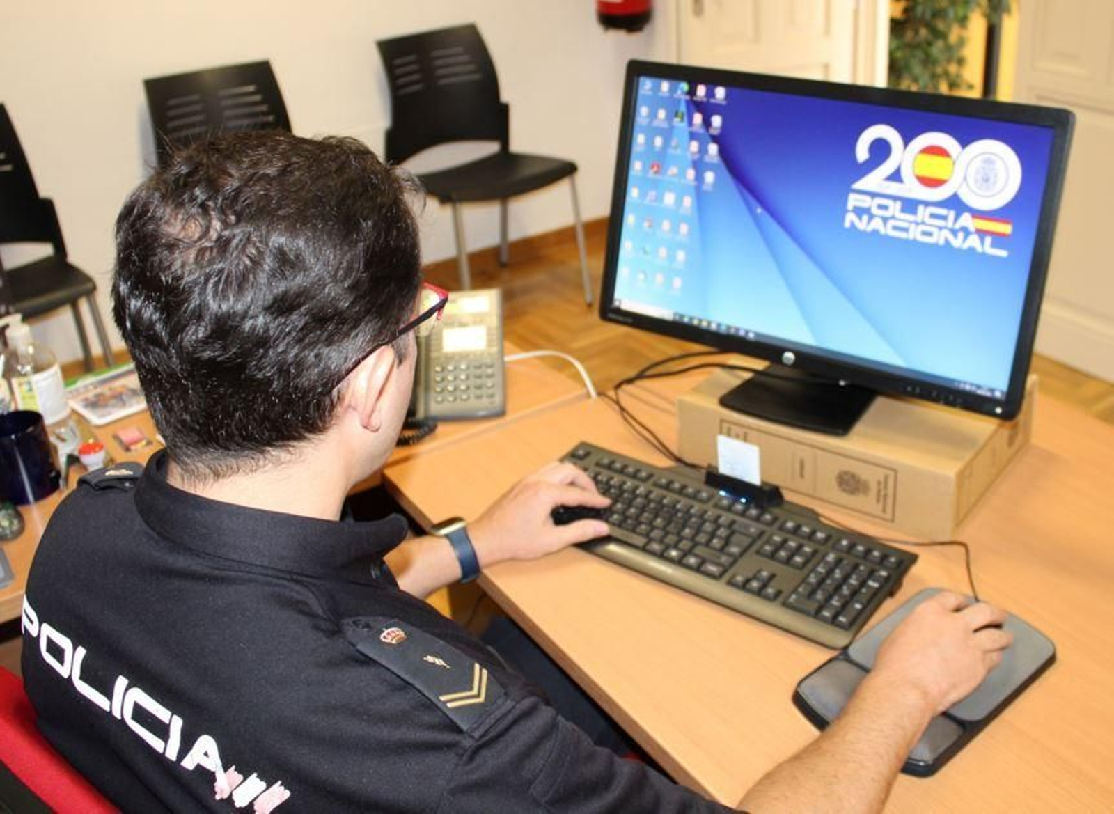 Imagen de archivo de un agente de la Policía Nacional en una comisaría
