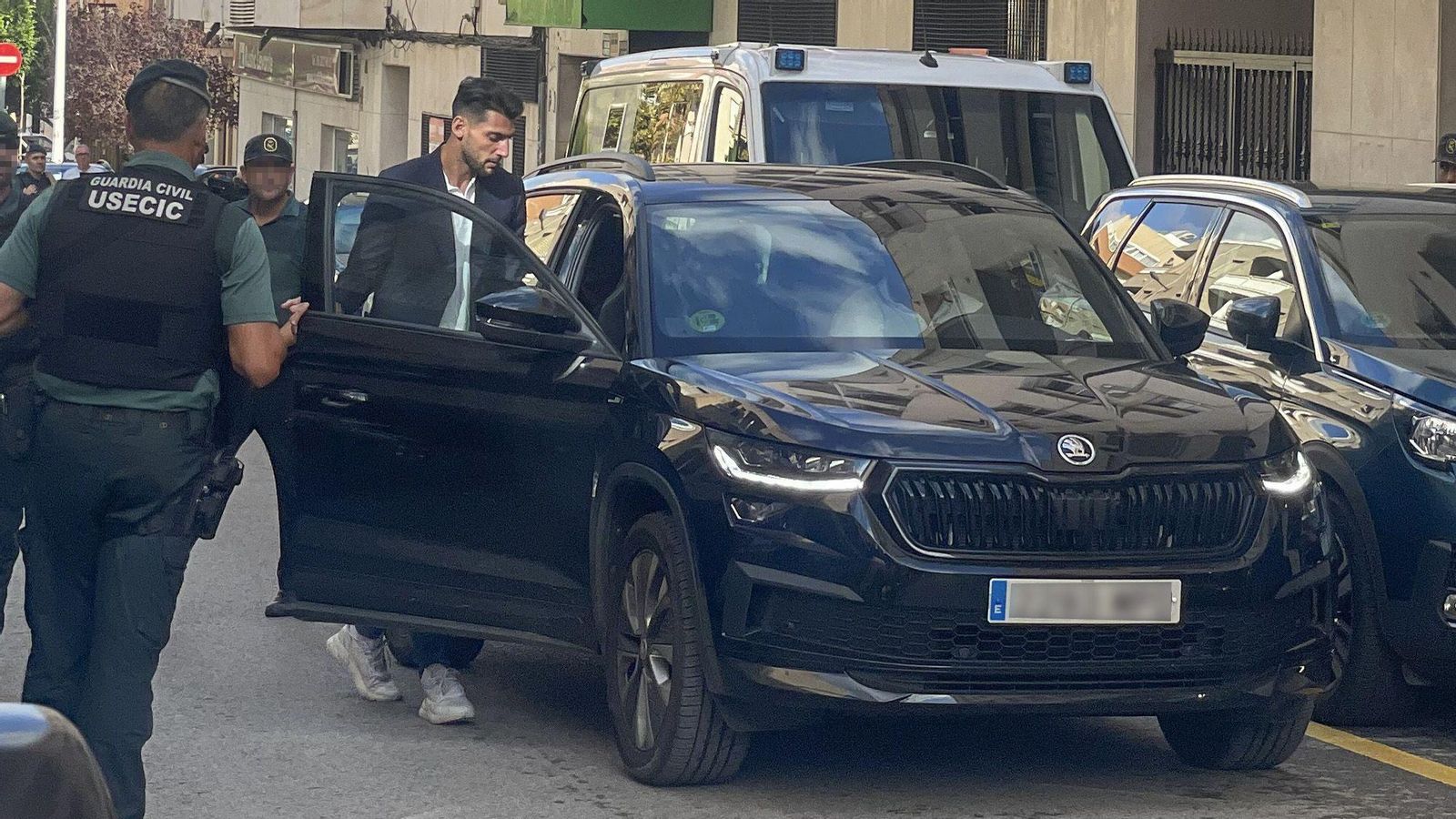 Rafa Mir abandona los juzgados de Llíria acompañado por su padre.