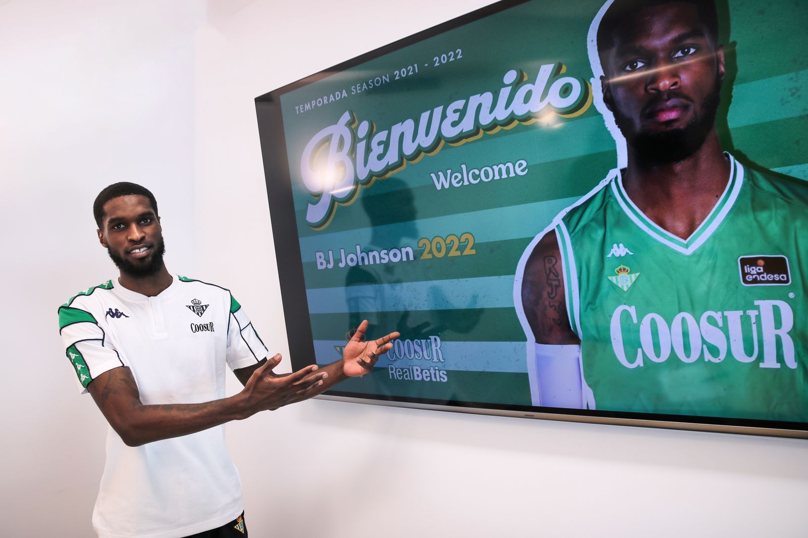 BJ Johnson muestra la portadilla de su presentación en un televisor.