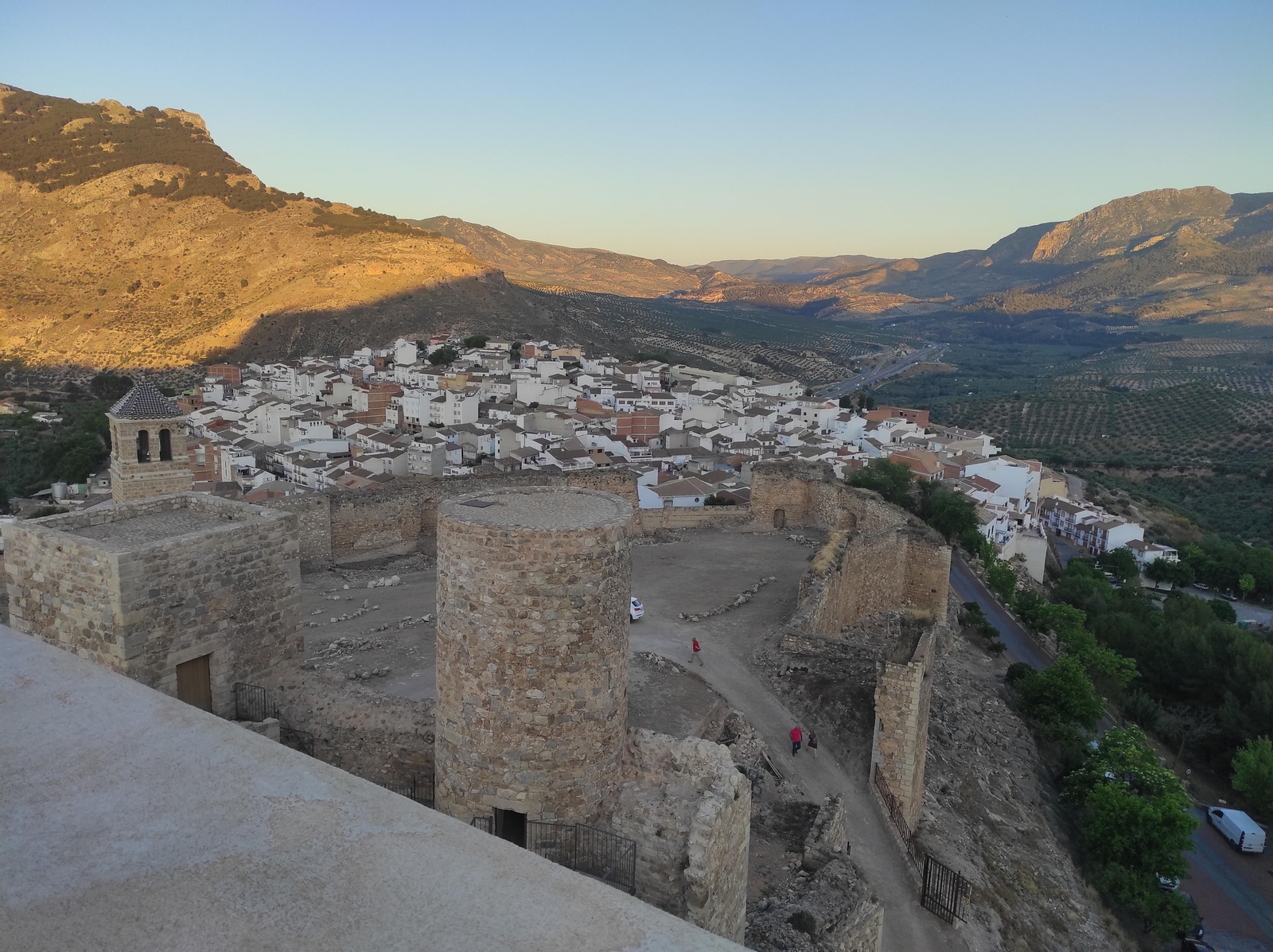 El recinto del castillo de La Guardia se encuentra estructurado en dos espacios individualizados y bien definidos: el alcázar y la alcazaba.