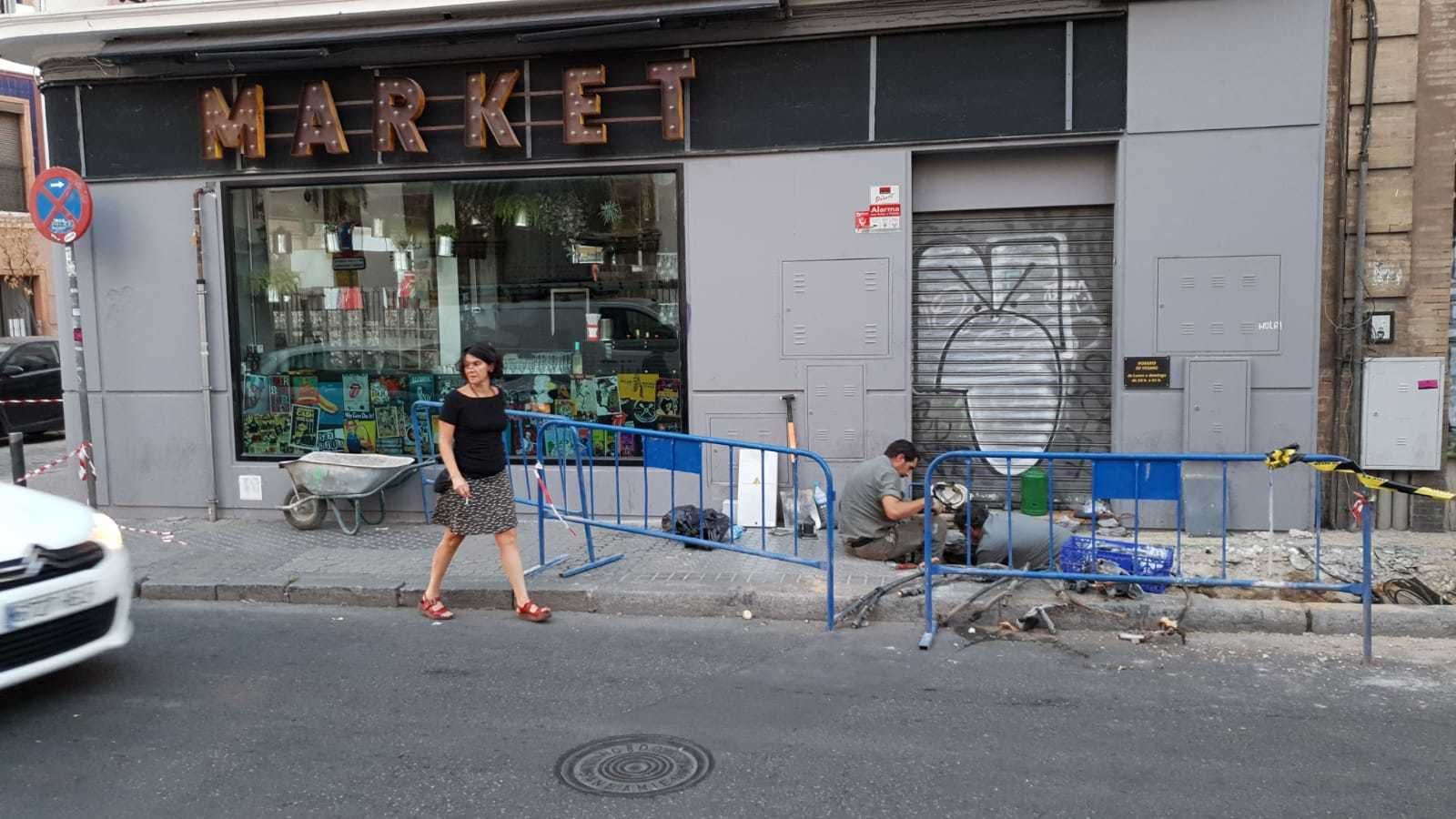 Técnicos de Endesa trabajan en reparar el cable quemado.