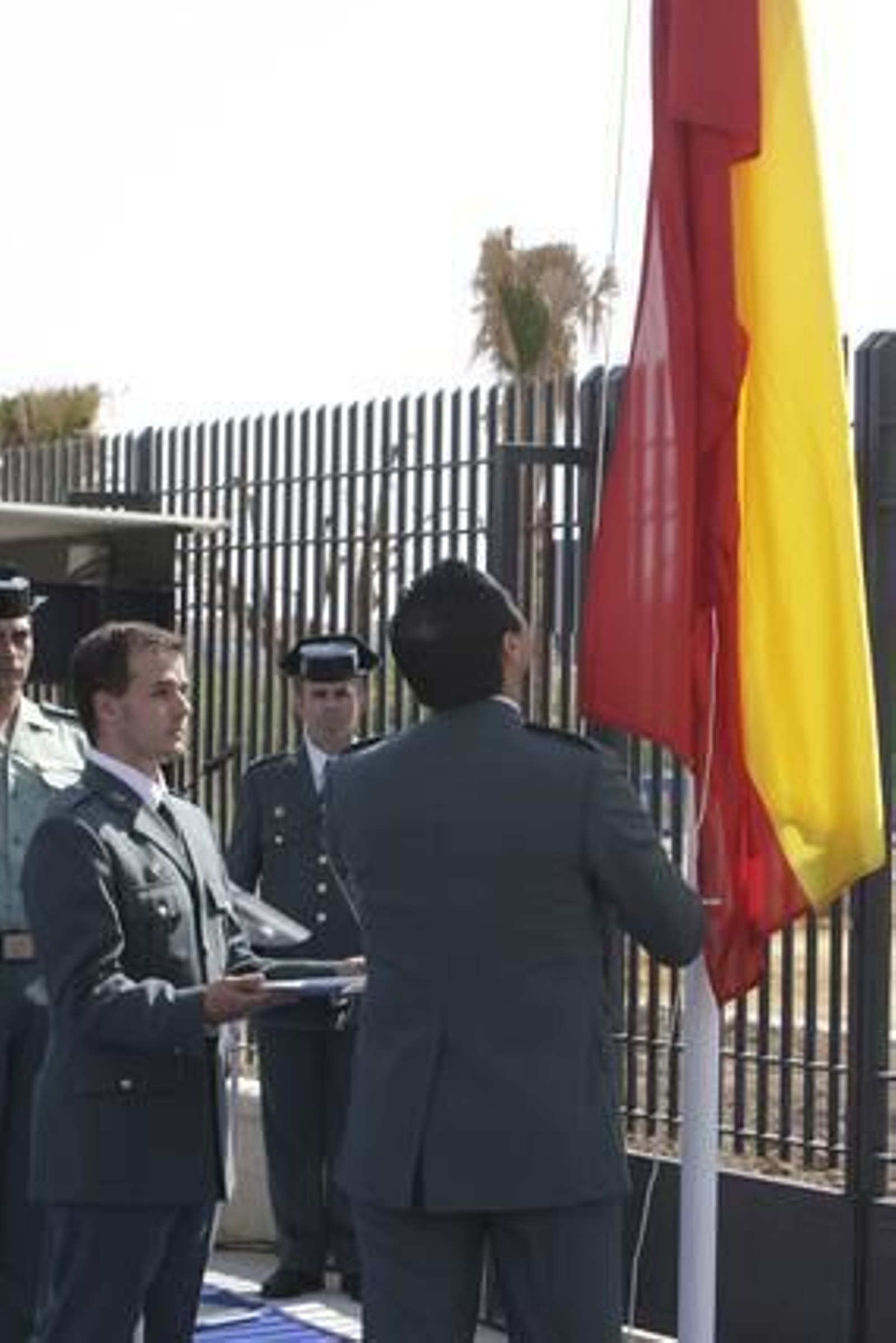 Detalle del izado de la bandera nacional.

Foto: José Ángel García