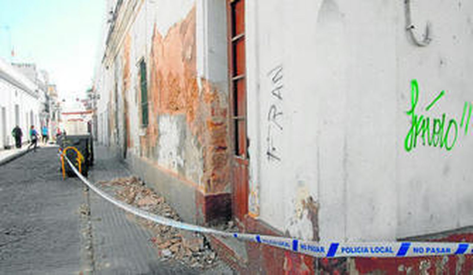 La finca colindante con la calle Almirante Cervera, que está en peor estado.