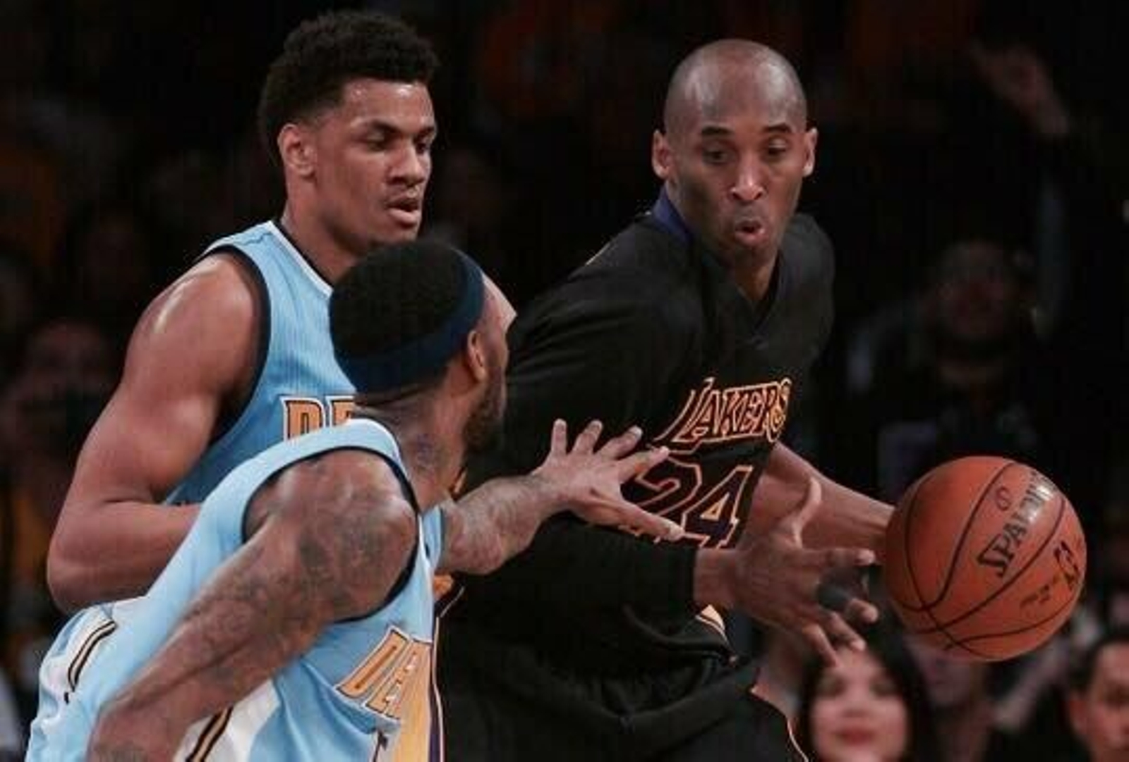 Kobe Bryant, en un partido frente a Axel Toupane. Kobe Bryant, en un partido frente a Axel Toupane.