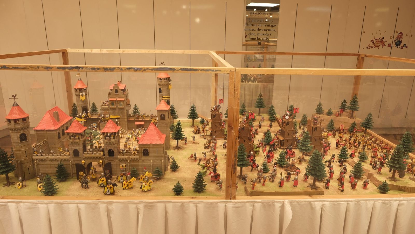 Exposición de Clicks de Playmobil contra el cáncer infantil, en fotos