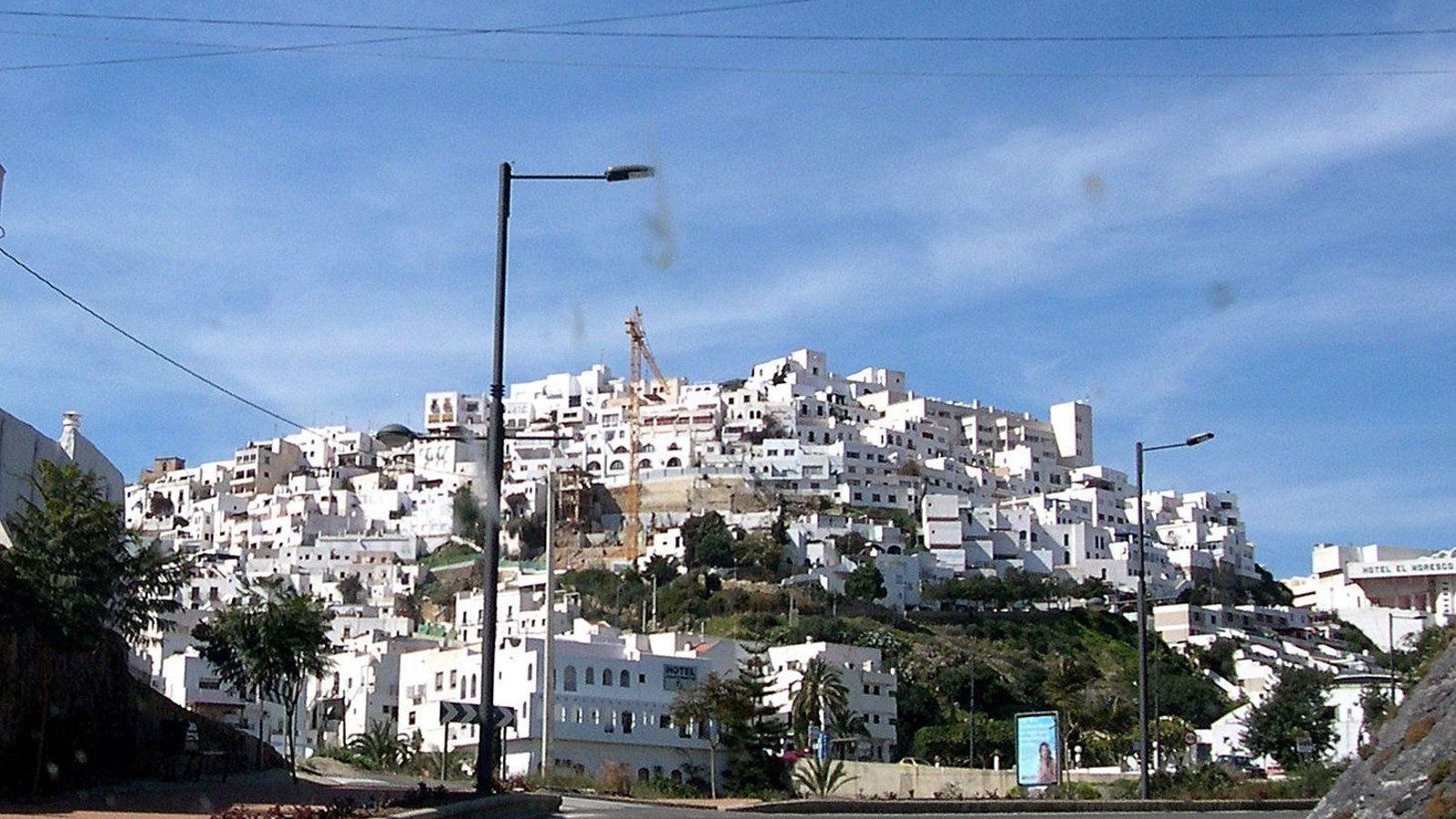 Un pueblo vestido entero de blanco.