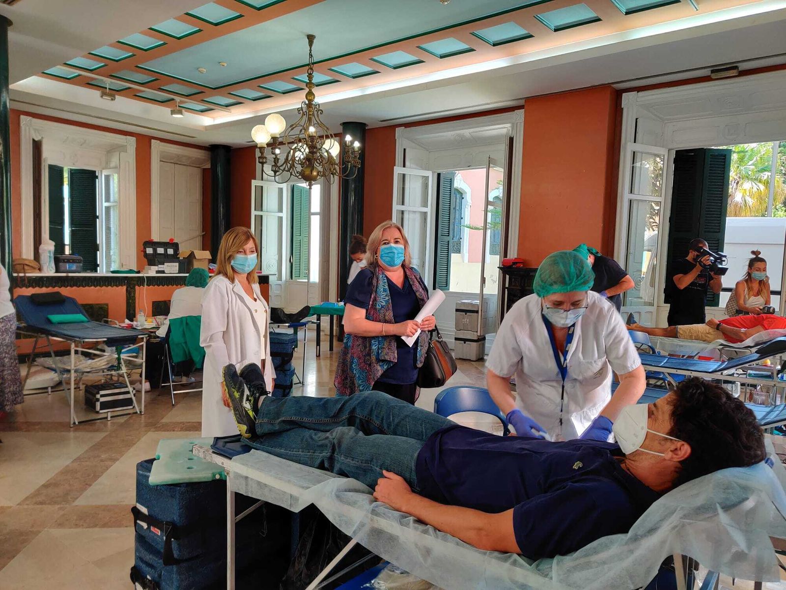 Manuela Caro visitando ayer la macrocolecta.