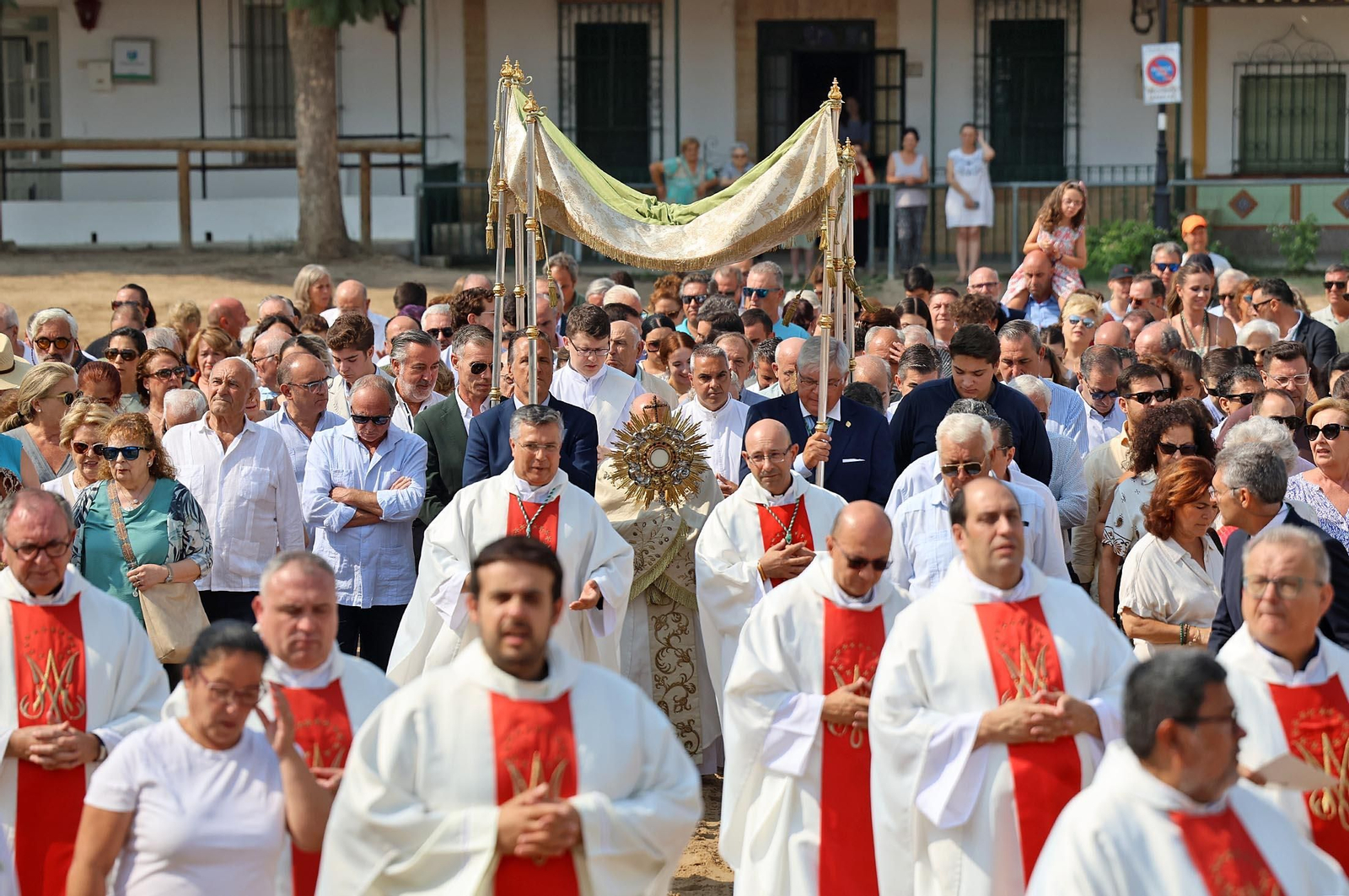 Rocío Chico 2025: Solemne Función Votiva y Procesión Eucarística, con el Santísimo bajo palio por el entorno del Santuario