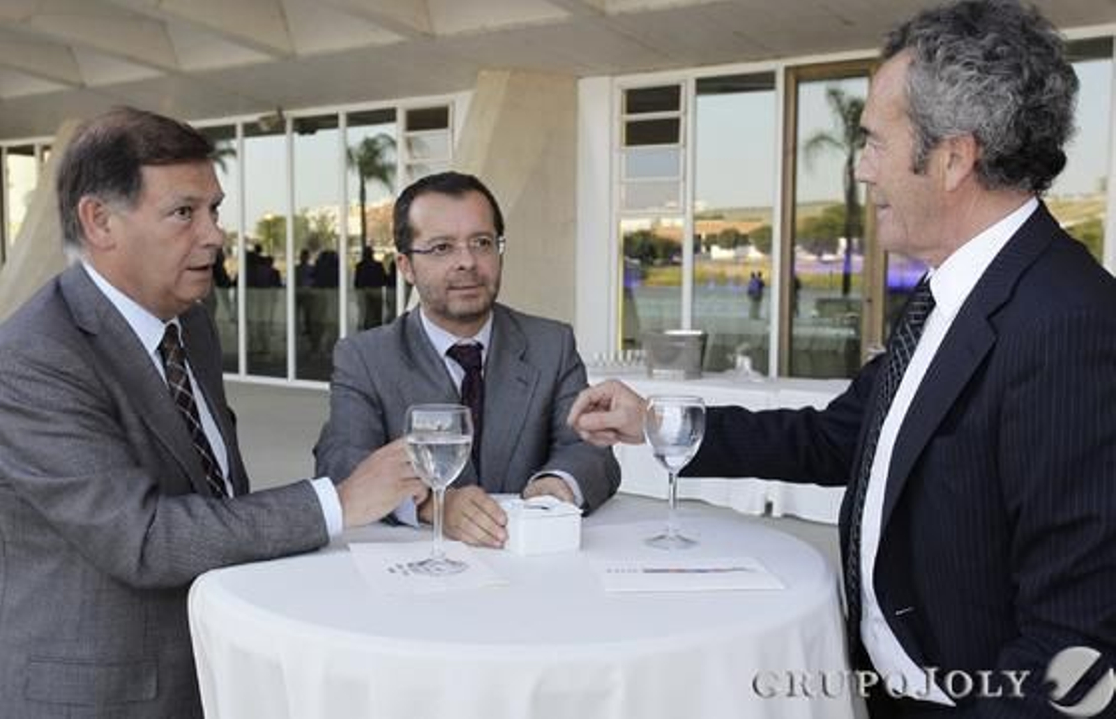 El empresario gaditano José Manuel Pascual, junto a Juan Manuel Marqués, subdirector del Grupo Joly, y Agustín Ortega Limón.

Foto: Foto: Antonio Pizarro/Juan Carlos Vázquez/Victoria Hidalgo/ Manuel Gómez