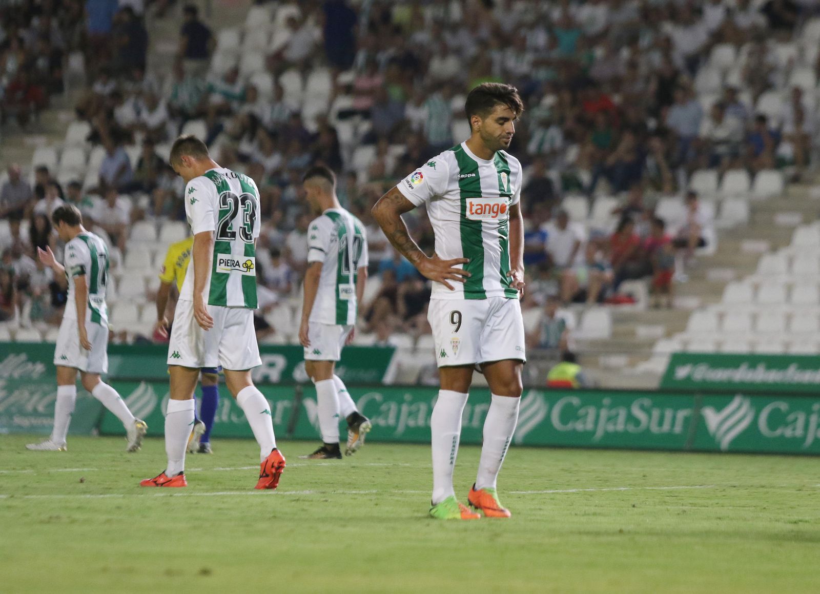 Jona, cabizbajo tras consumarse la derrota del Córdoba.