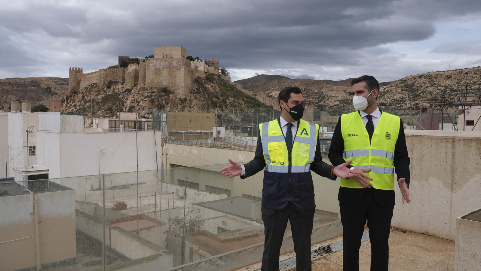 Fotogalería de la visita de Juanma Moreno a las obras del Ayuntamiento de Almería.