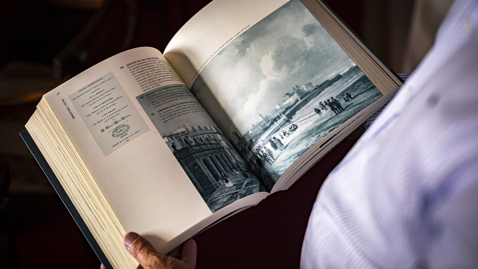 Interior de uno de los libros de Fernando García sobre la Historia de Cádiz.
