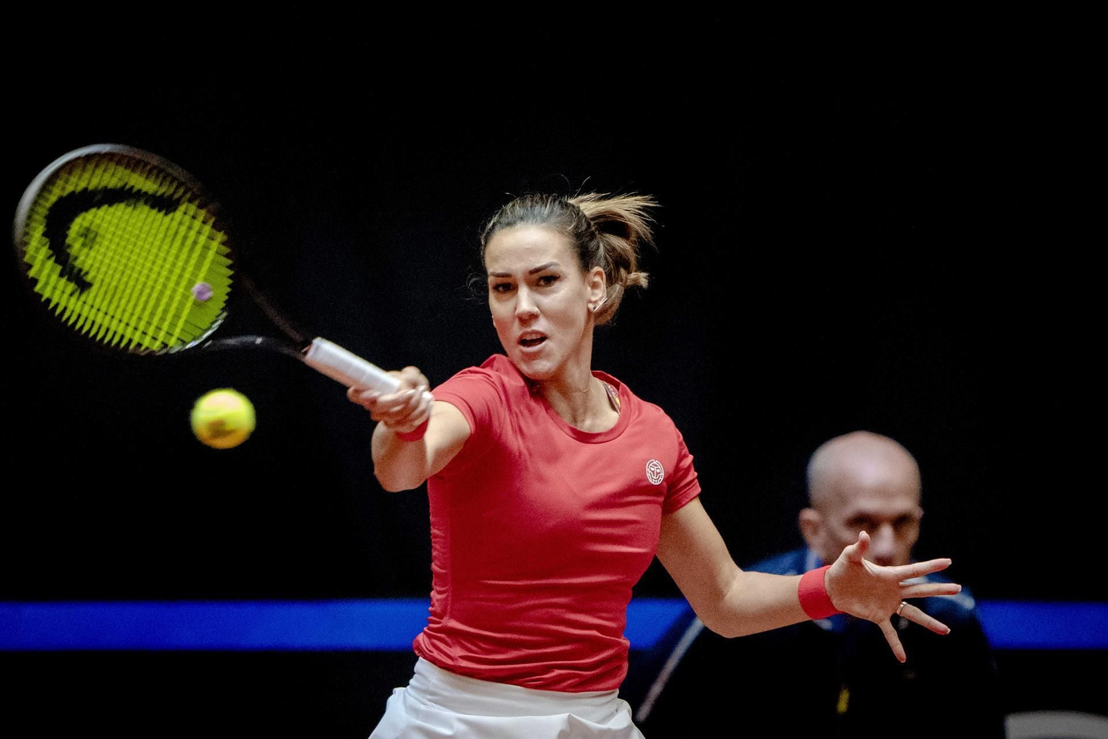La granadina Nuria Parrizas golpea la bola en el partido contra Países Bajos.