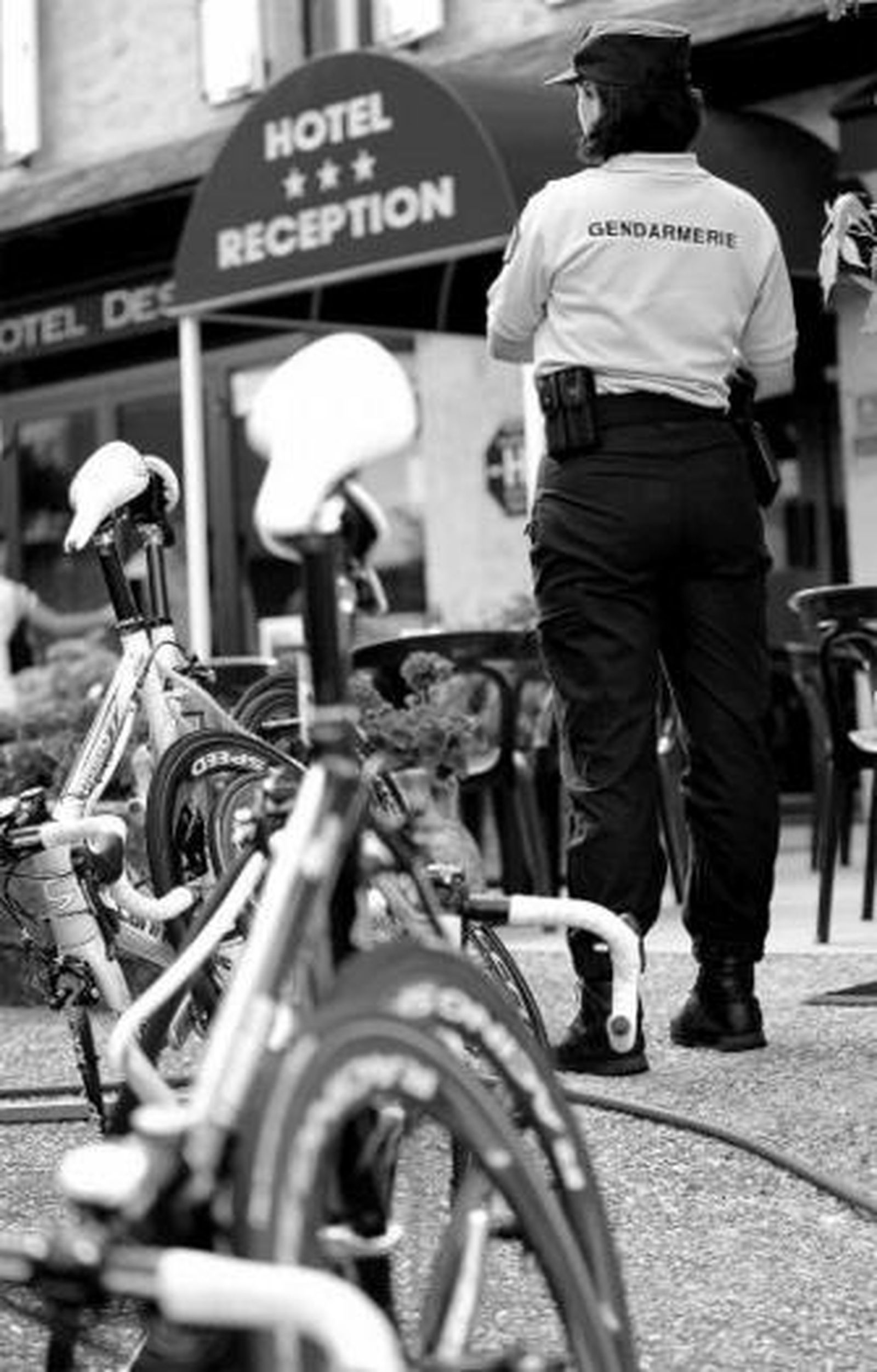 Agentes de la Policía francesa vigilan el hotel del equipo de Beltrán.