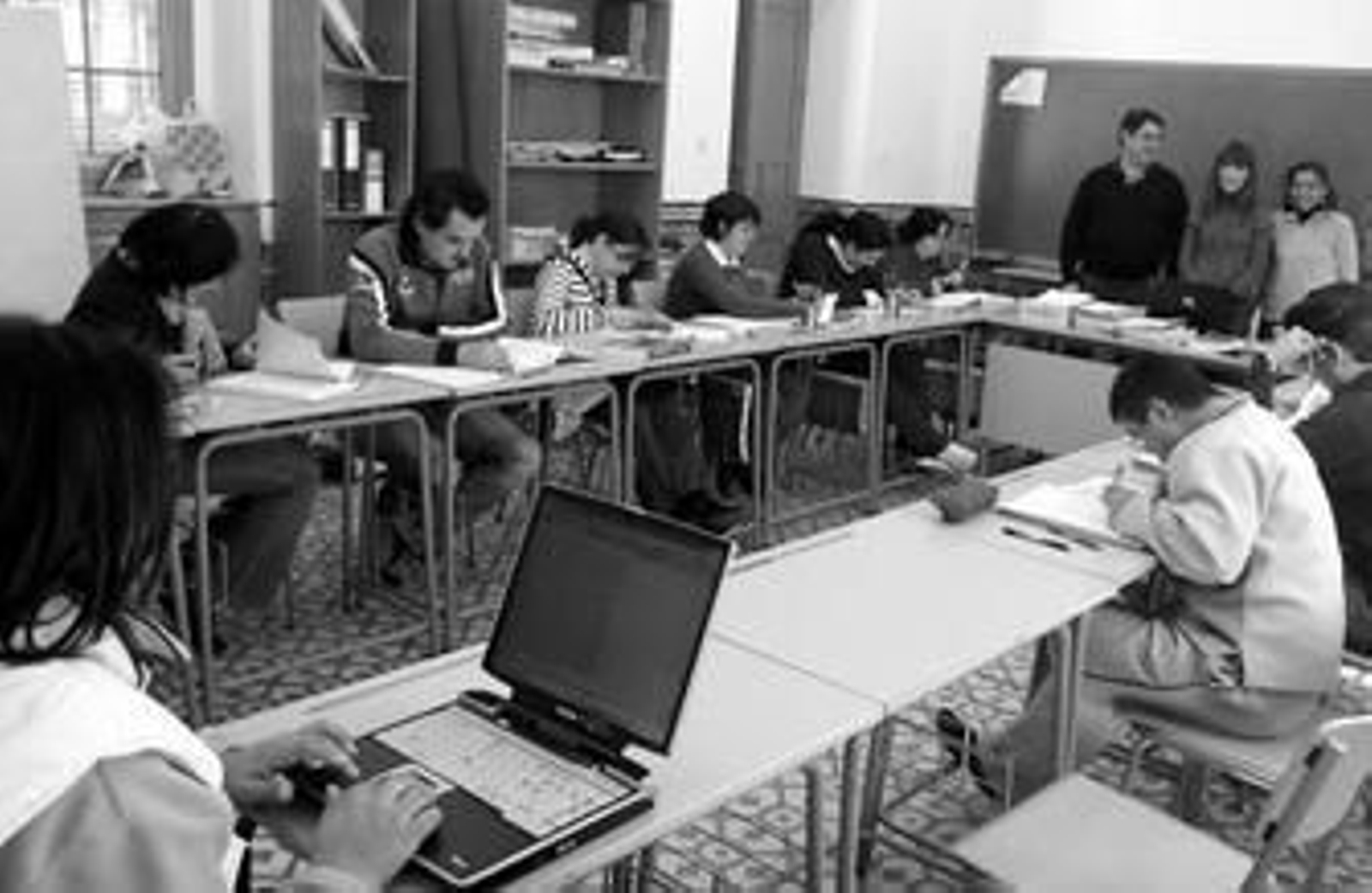 Algunos de los alumnos, junto a sus profesores, en el aula de formación compensatoria de la calle Santa Clara.