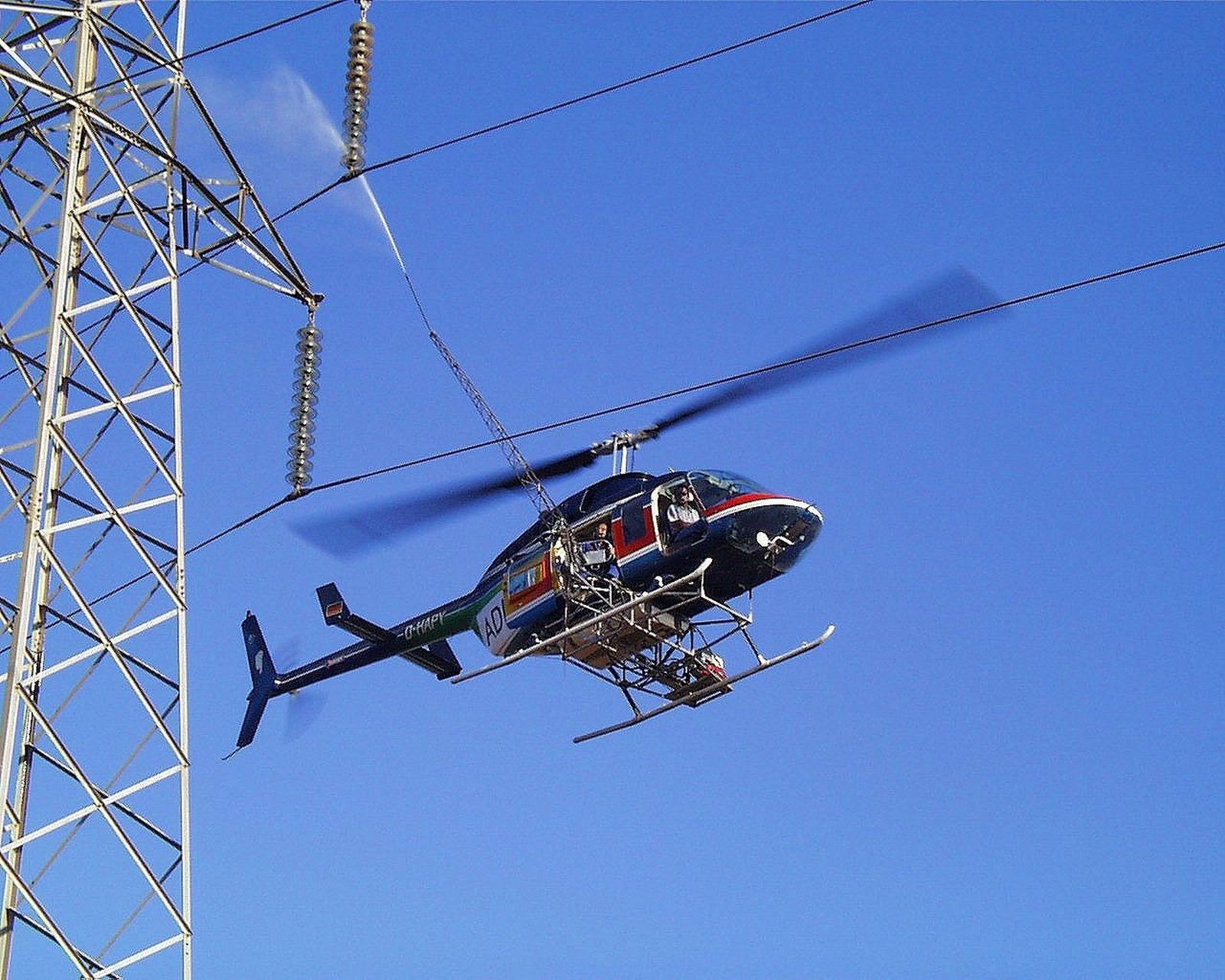 Endesa utiliza helicópteros, drones y cámaras térmicas para revisar sus redes en Sevilla