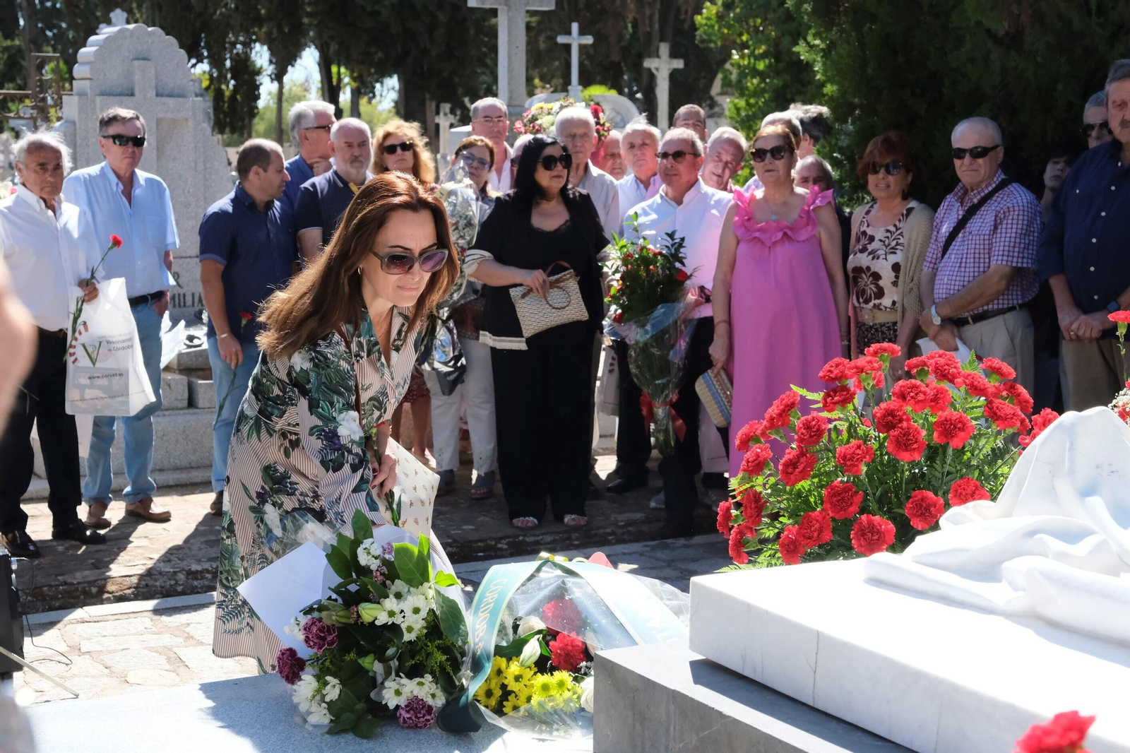 Las fotografías de la ofrenda floral a Manolete en Córdoba: entre claveles rojos y hazañas
