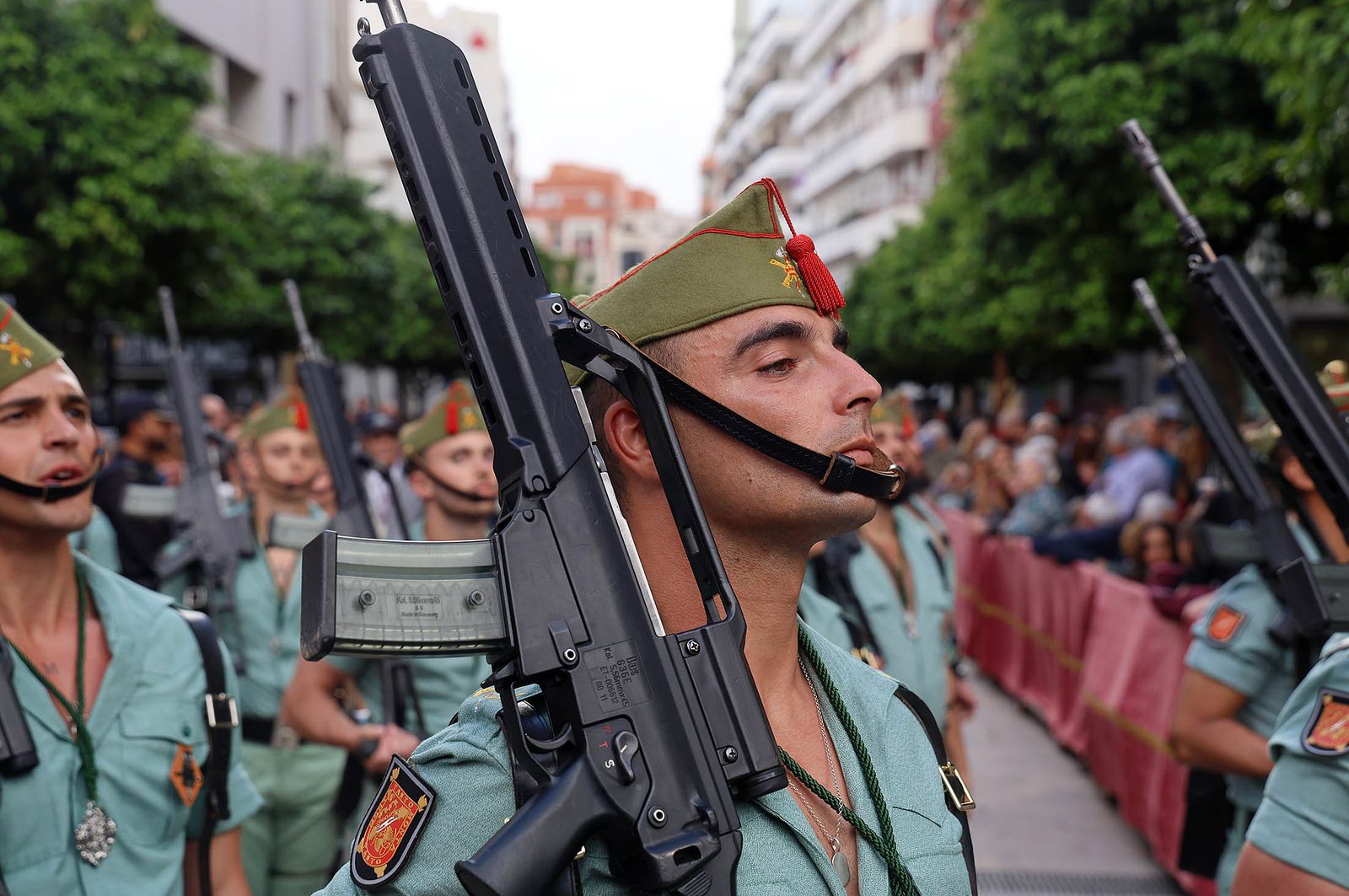 Sábado de Pasión: Imágenes de la procesión del Cristo de la Vera+Cruz portado por el Grupo de Caballería Ligero Acorazado 'Reyes Católicos' II de la Legión de Ronda