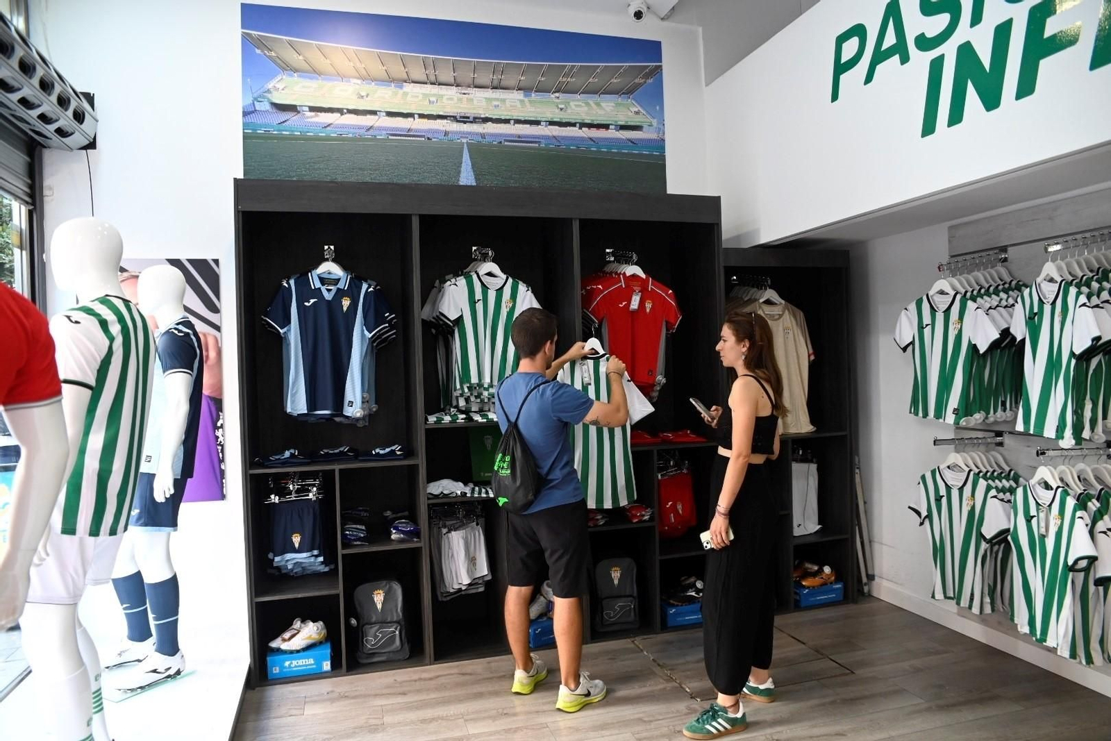 Las mejores fotos del primer día de venta de las nuevas camisetas del Córdoba CF