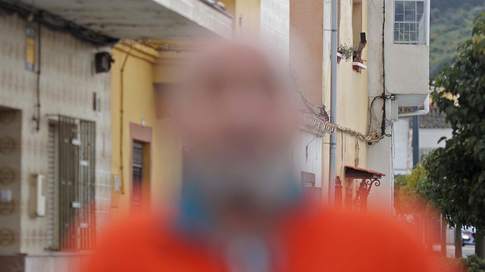 Un vecino graba con un móvil desde su ventana a Domingo y al fotógrafo de 'Europa Sur'.