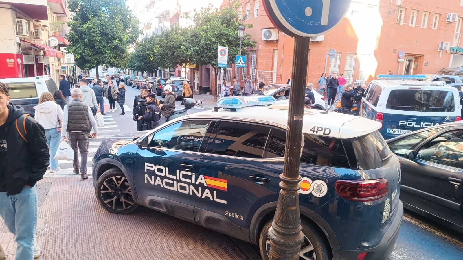 Agentes de la Policía Nacional en Vázquez Limón.