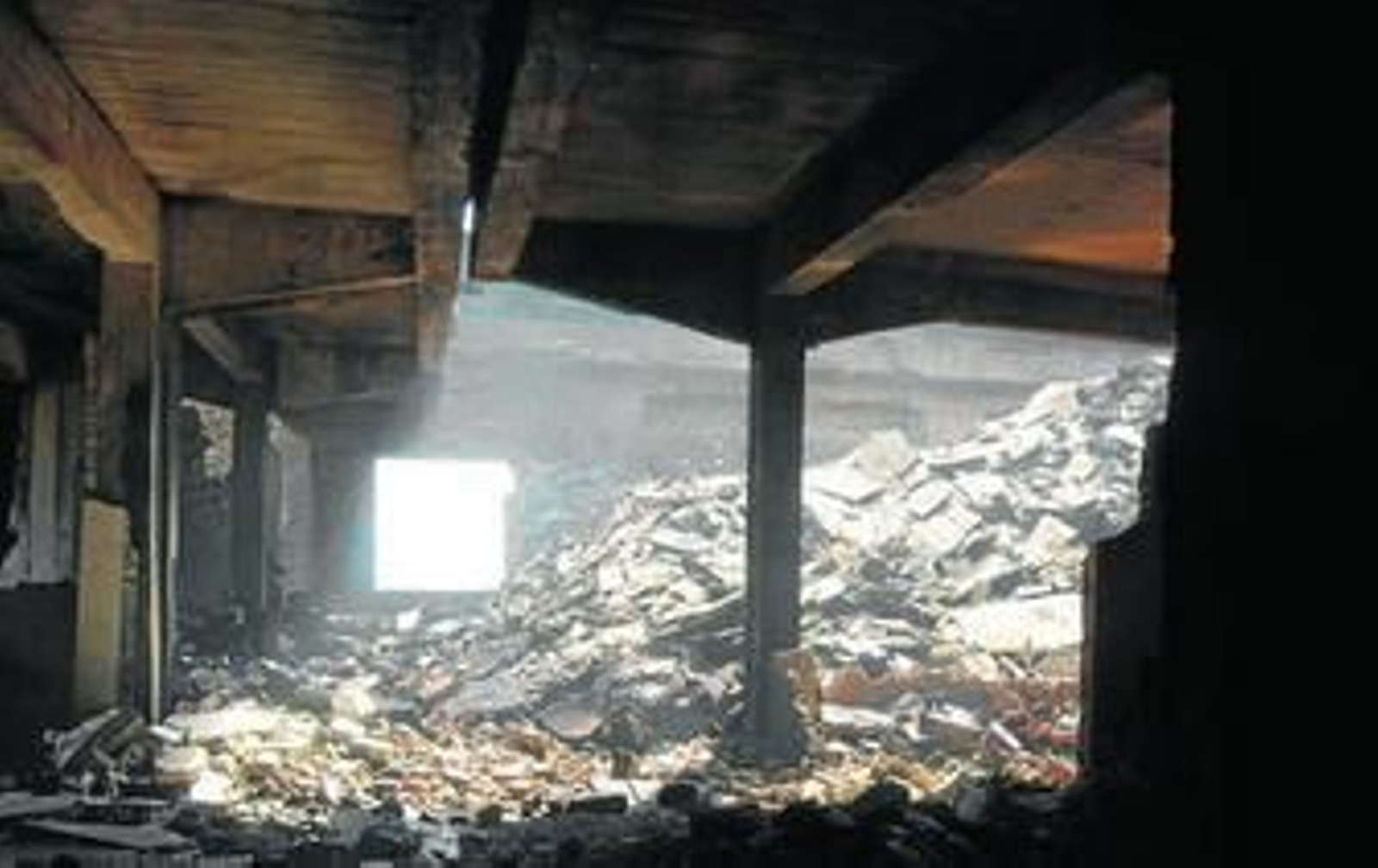Así ha quedado el interior de la antigua nave frigorífica después del incendio. Desde fuera, el edificio no presenta grandes deficiencias, pero interiormente está prácticamente derrumbado.