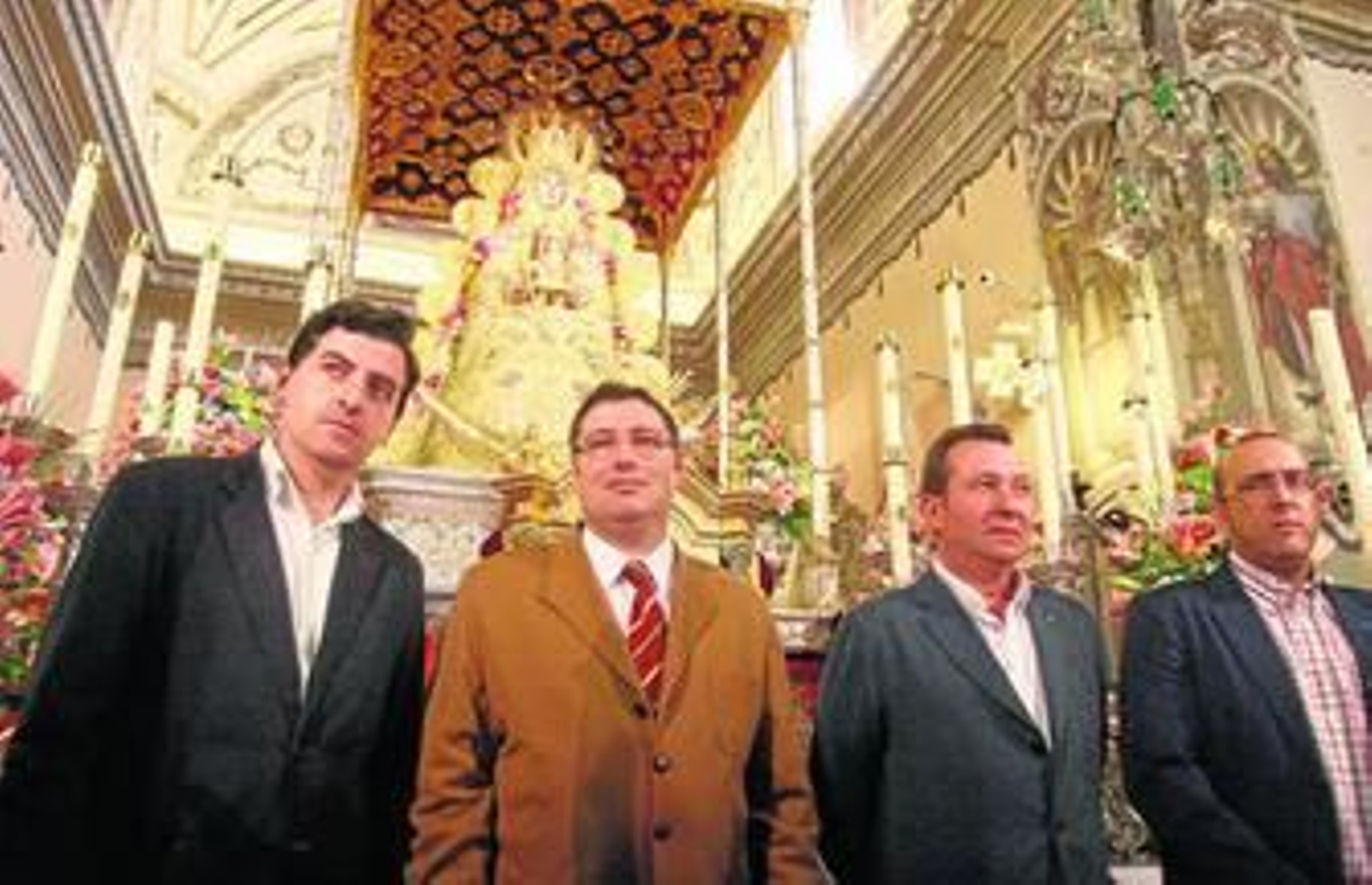 Los directivos de la Hermandad Matriz, Santiago Padilla, Juan Ignacio Reales, Ángel Díez de la Serna y Antonio Mondaca, ayer ante la Virgen. Los directivos de la Hermandad Matriz, Santiago Padilla, Juan Ignacio Reales, Ángel Díez de la Serna y Antonio Mondaca, ayer ante la Virgen.