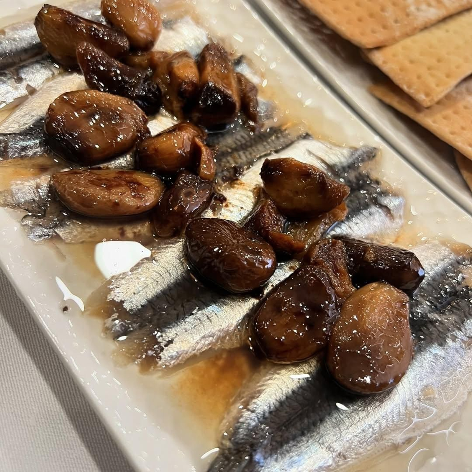 Los boquerones asados están dentro del menú degustación de Tuga