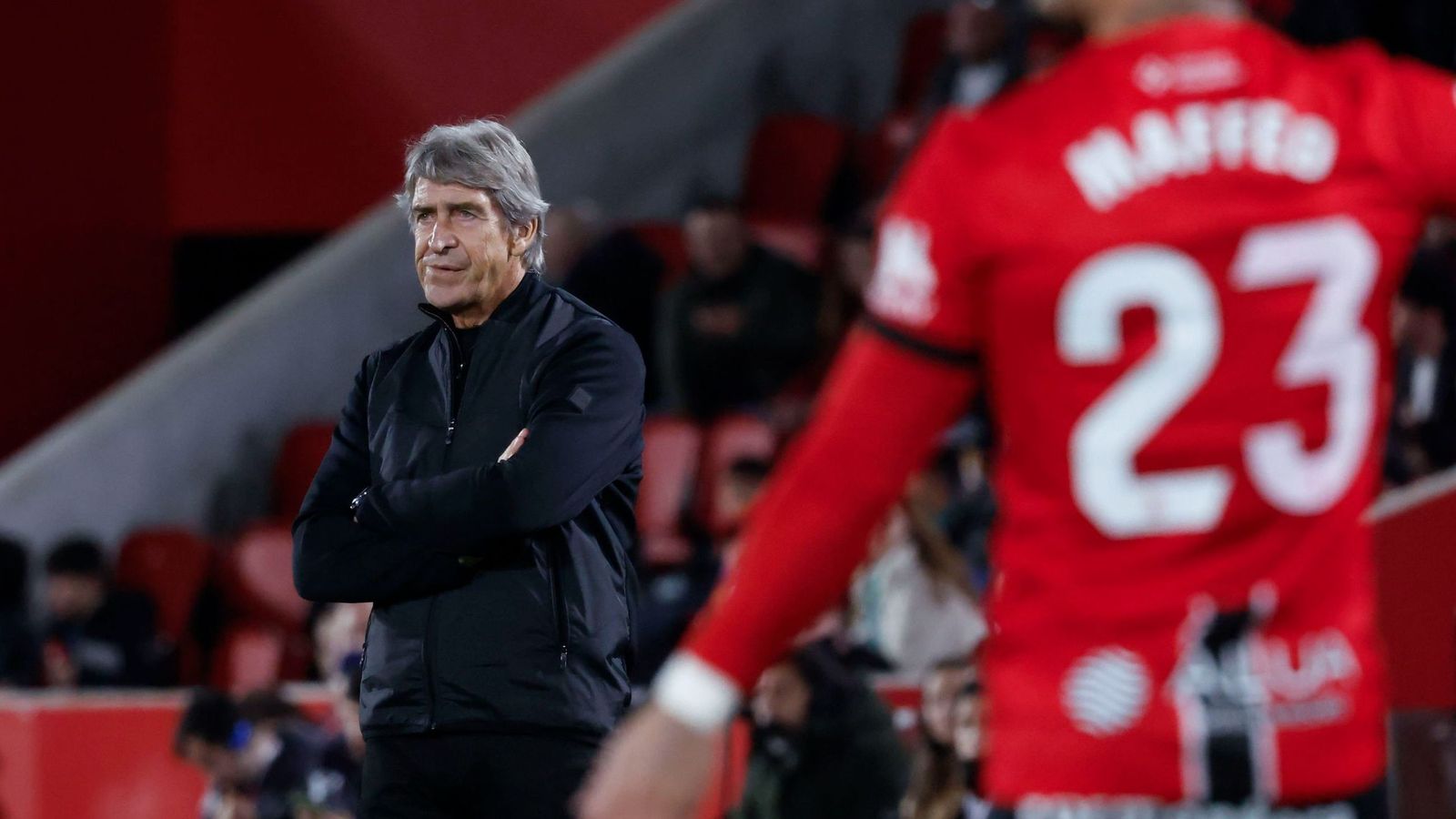 Pellegrini observa desde su área técnica el partido del Betis ante el Mallorca en Son Moix.