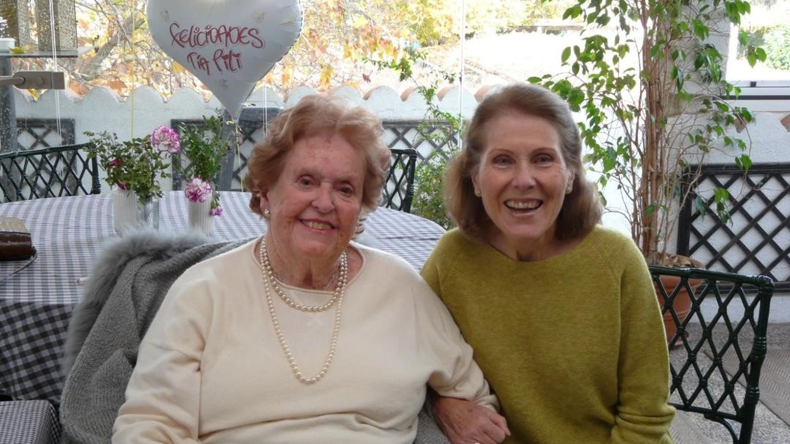 La anfitriona Pilar Izquierdo, con Bety Pascual durante la celebración en el  Hípico de Somosaguas, en Madrid.