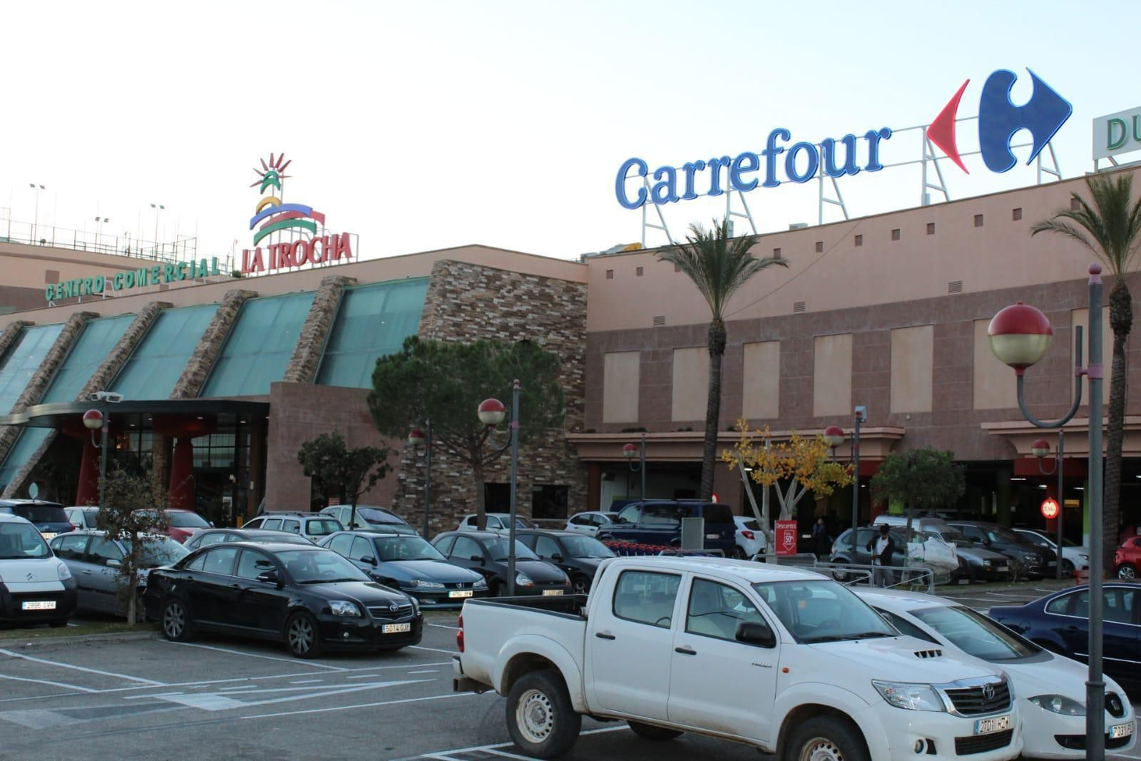 Fachada del centro comercial con el letrero de la cadena de supermercados.