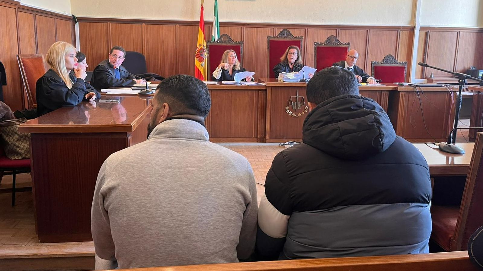 Rachid A. y Walid F., de espaldas, ante el tribunal de la Sección Cuarta de la Audiencia de Sevilla.