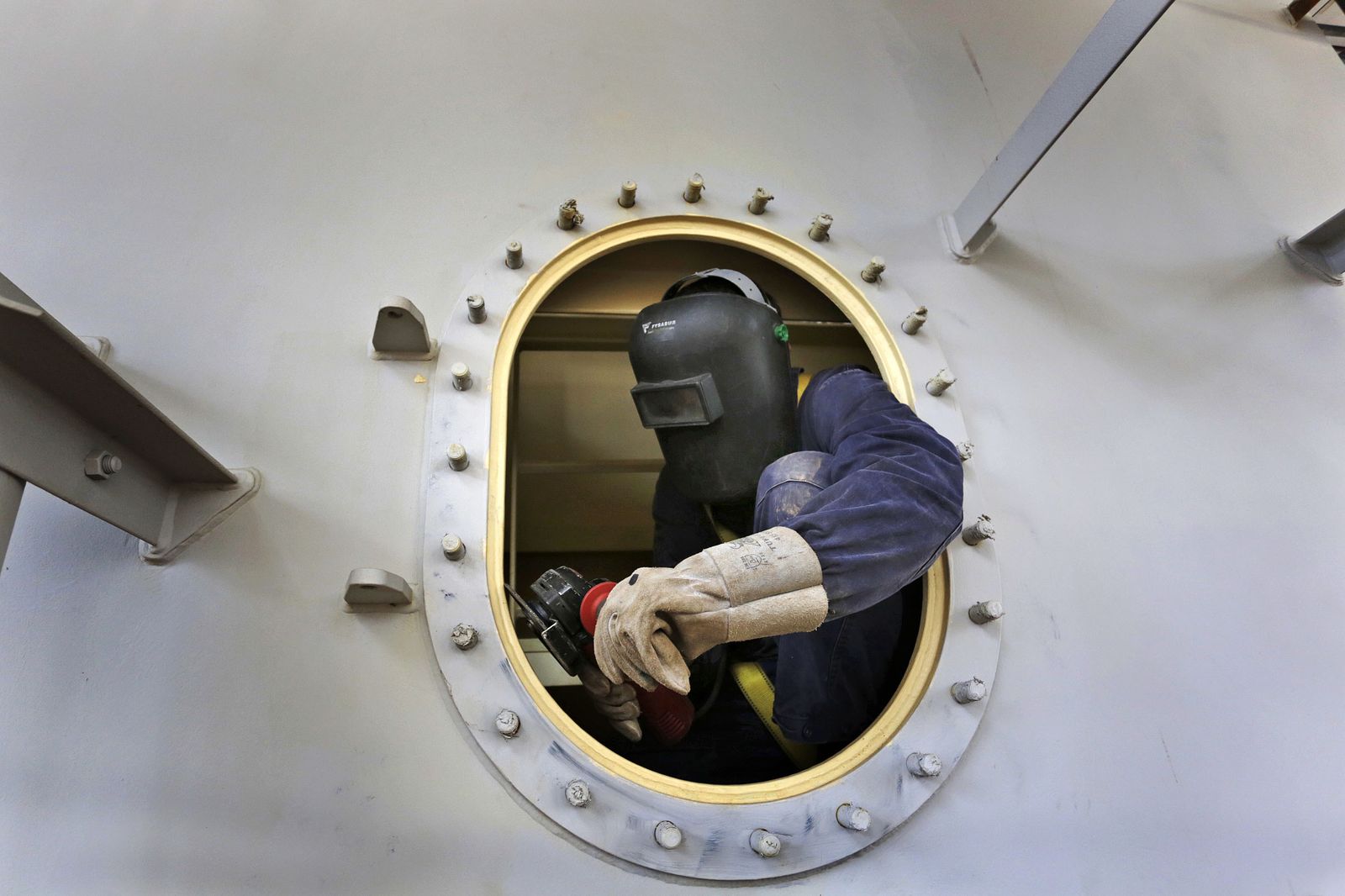 Un operario trabaja en la factoría de Navantia.