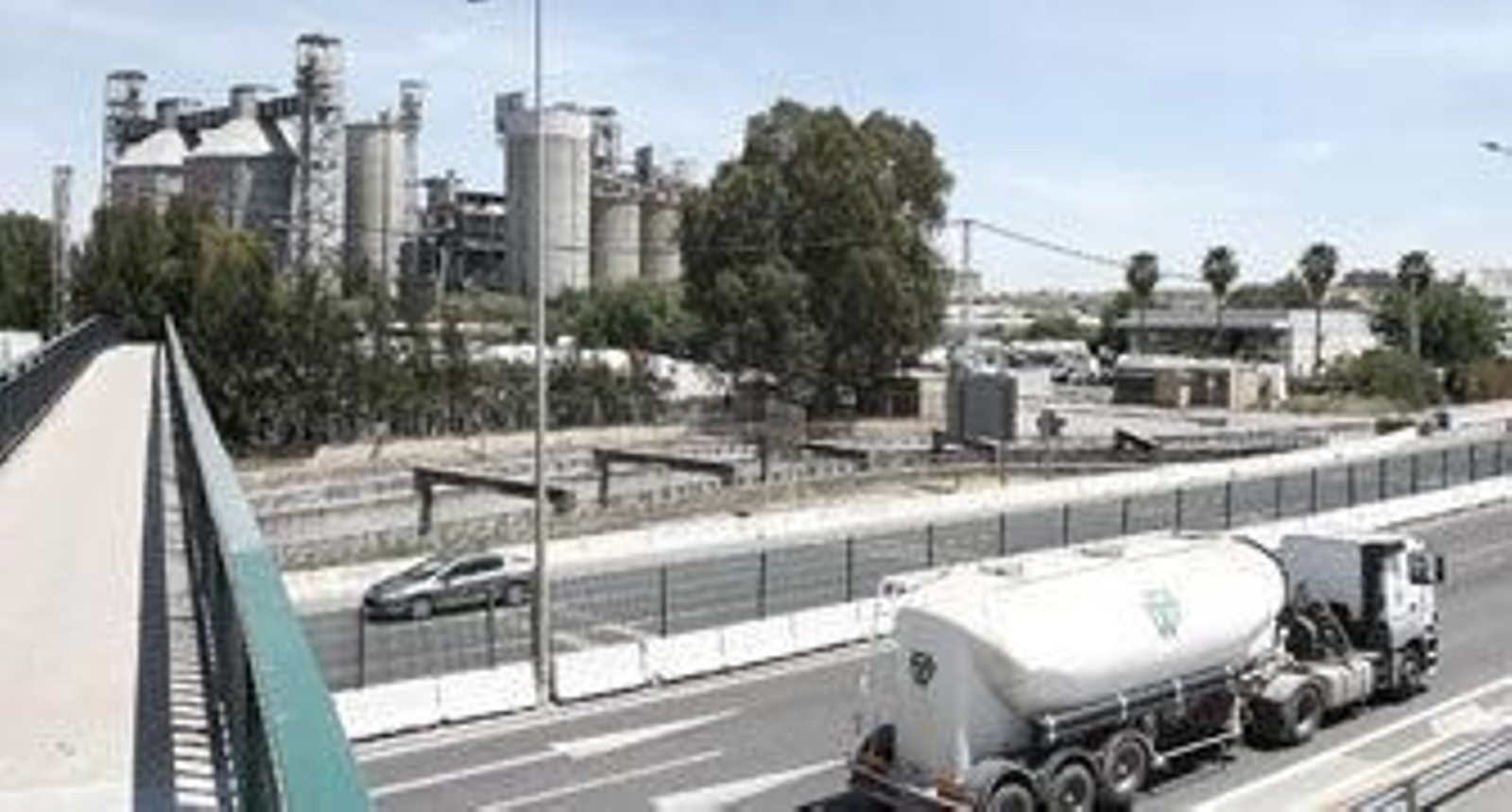 La Junta da su visto bueno a que la cementera de Alcalá "valorice" residuos