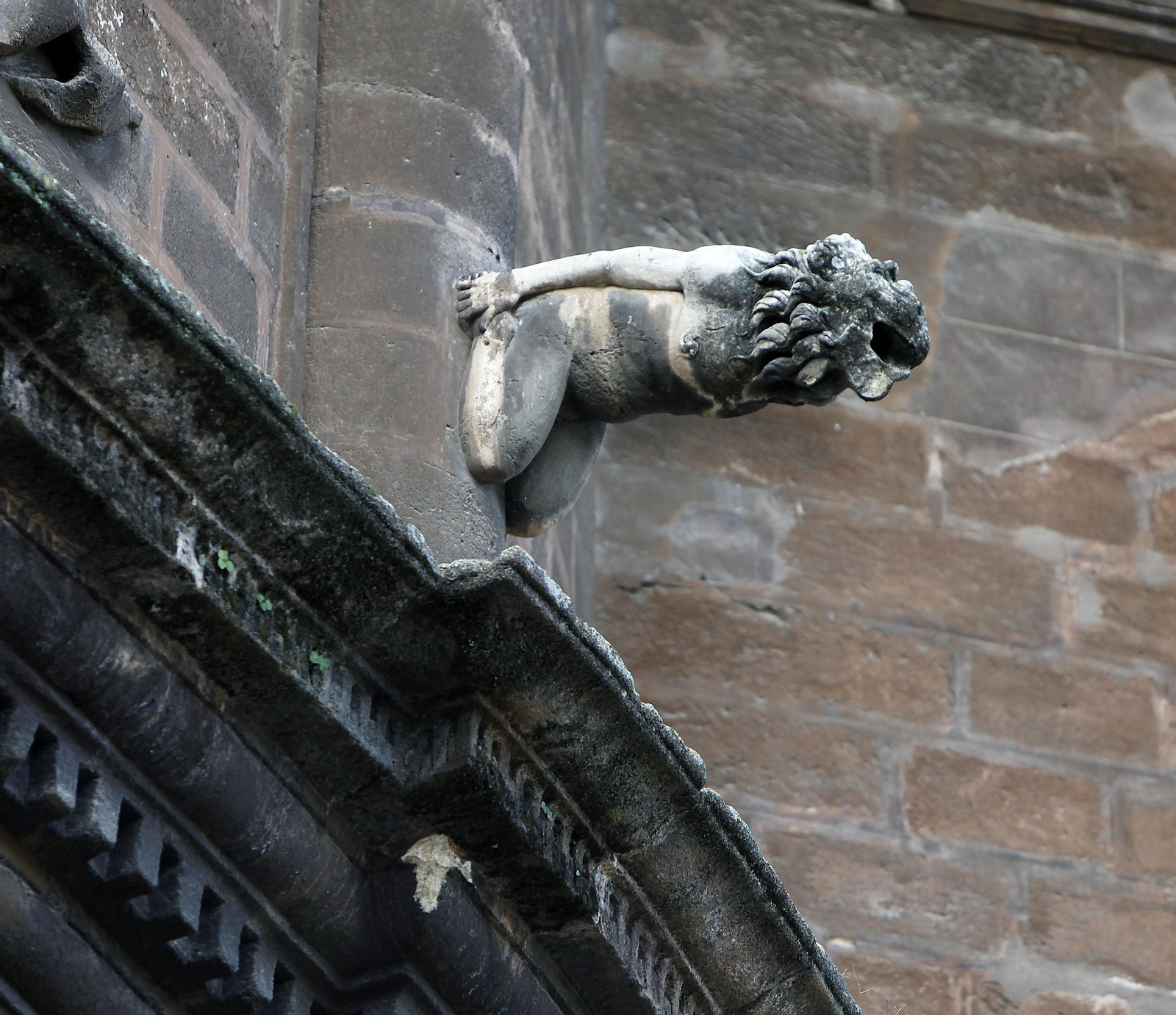 La limpieza  de la Capilla Real de la Catedral, en imágenes