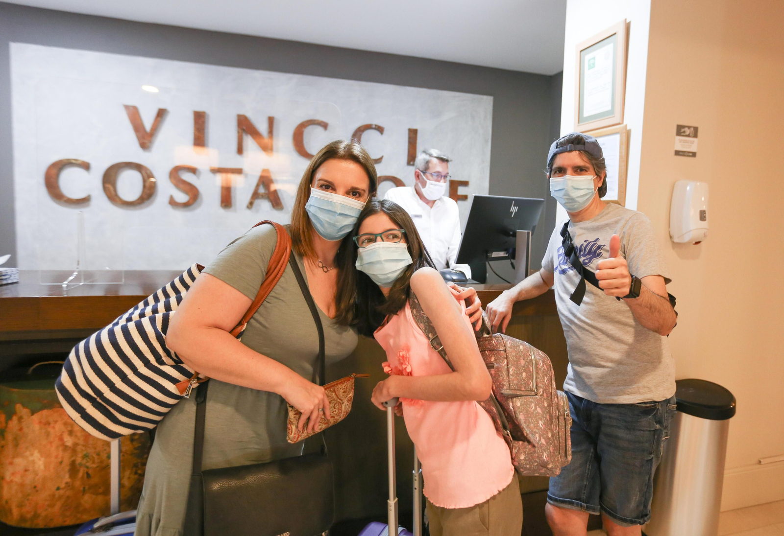 Una familia llegando al hotel Vincci Costa Golf de Novo Sancti Petri durante el presente verano.