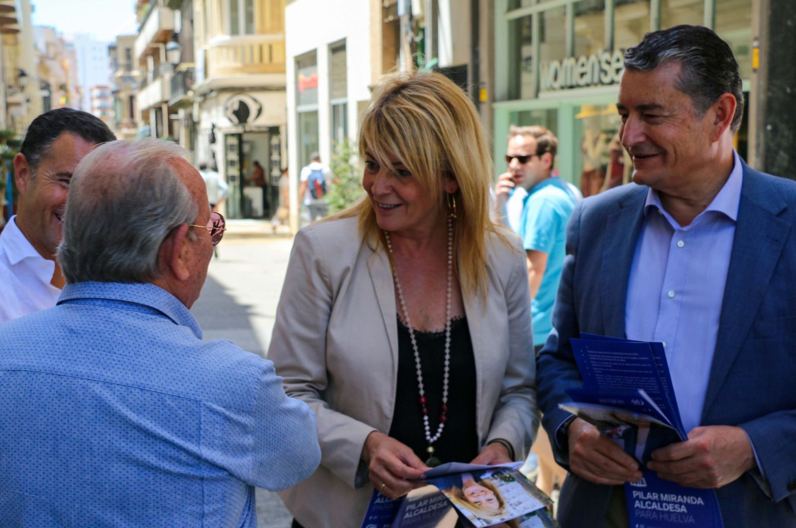 Pilar Miranda y Antonio Sanz en el centro de Huelva.