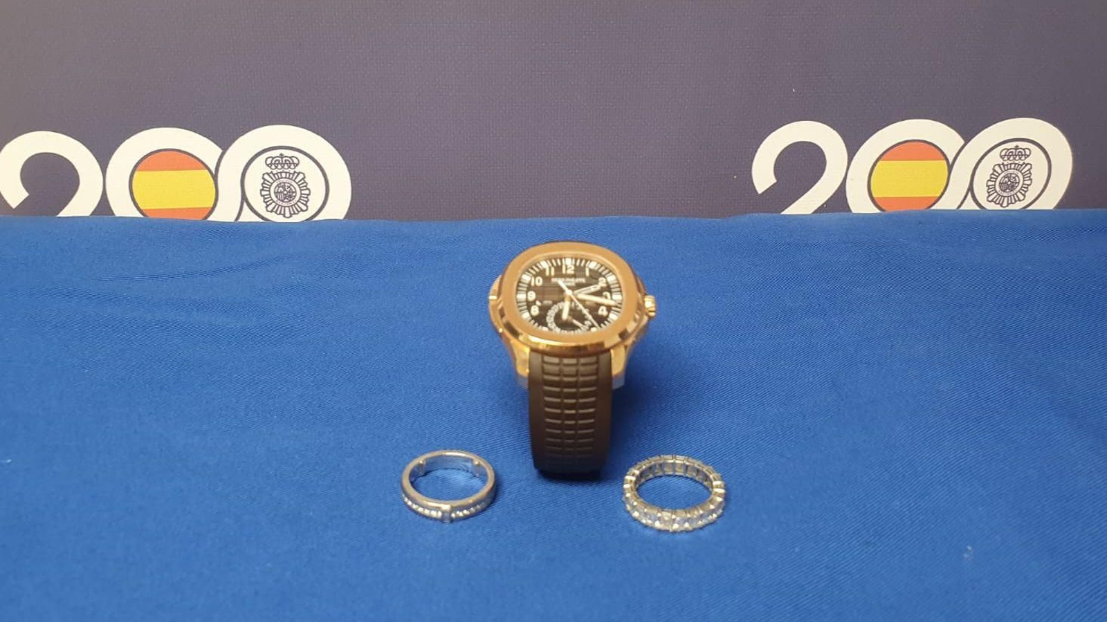 El reloj y los anillos recuperados por la Policía Nacional.