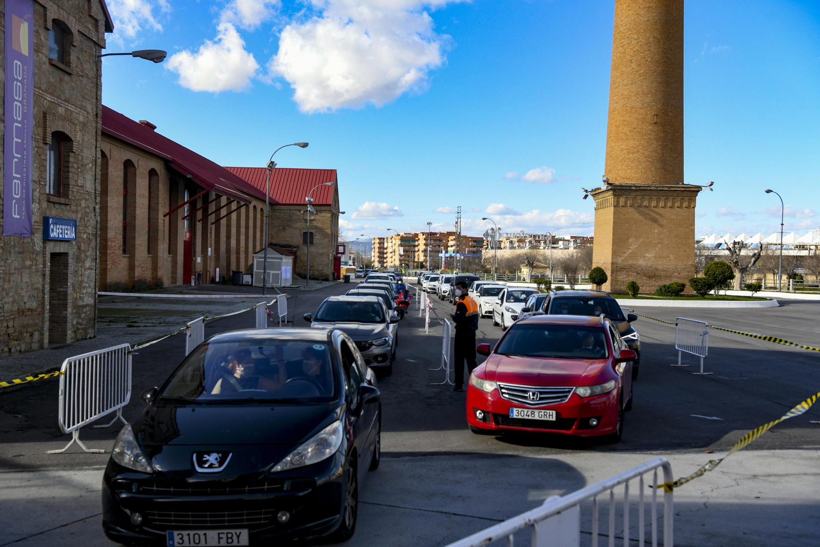 Fotos: así ha sido el inicio de la vacunación masiva del personal educativo de Granada