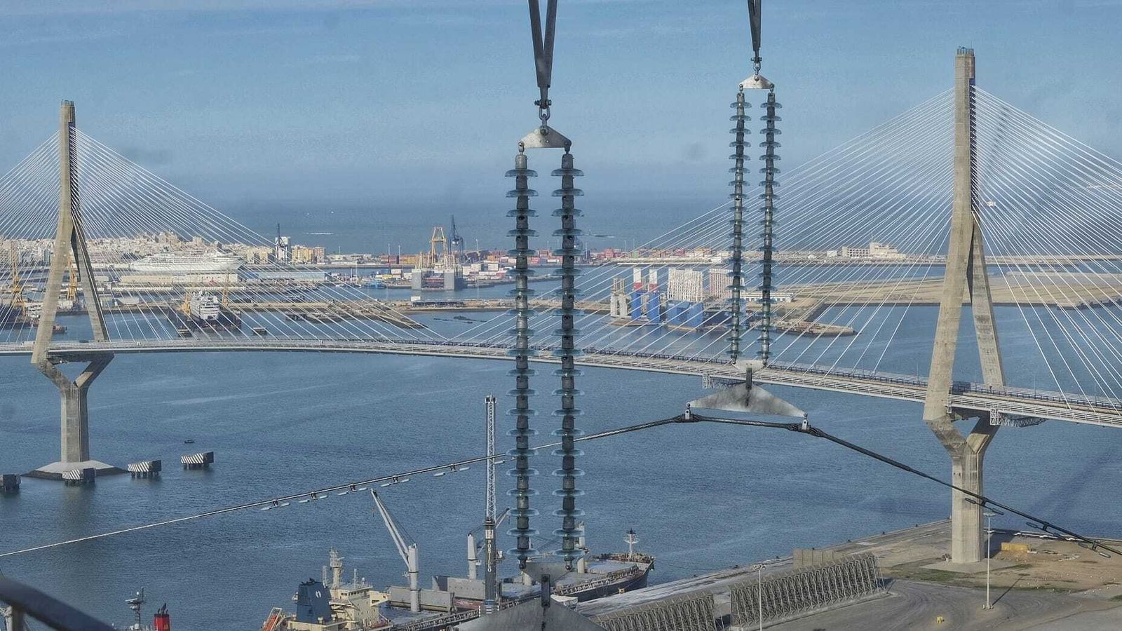 Aisladores y amortiguadores que permiten superar las vibraciones provocadas por los fuertes vientos en la zona.