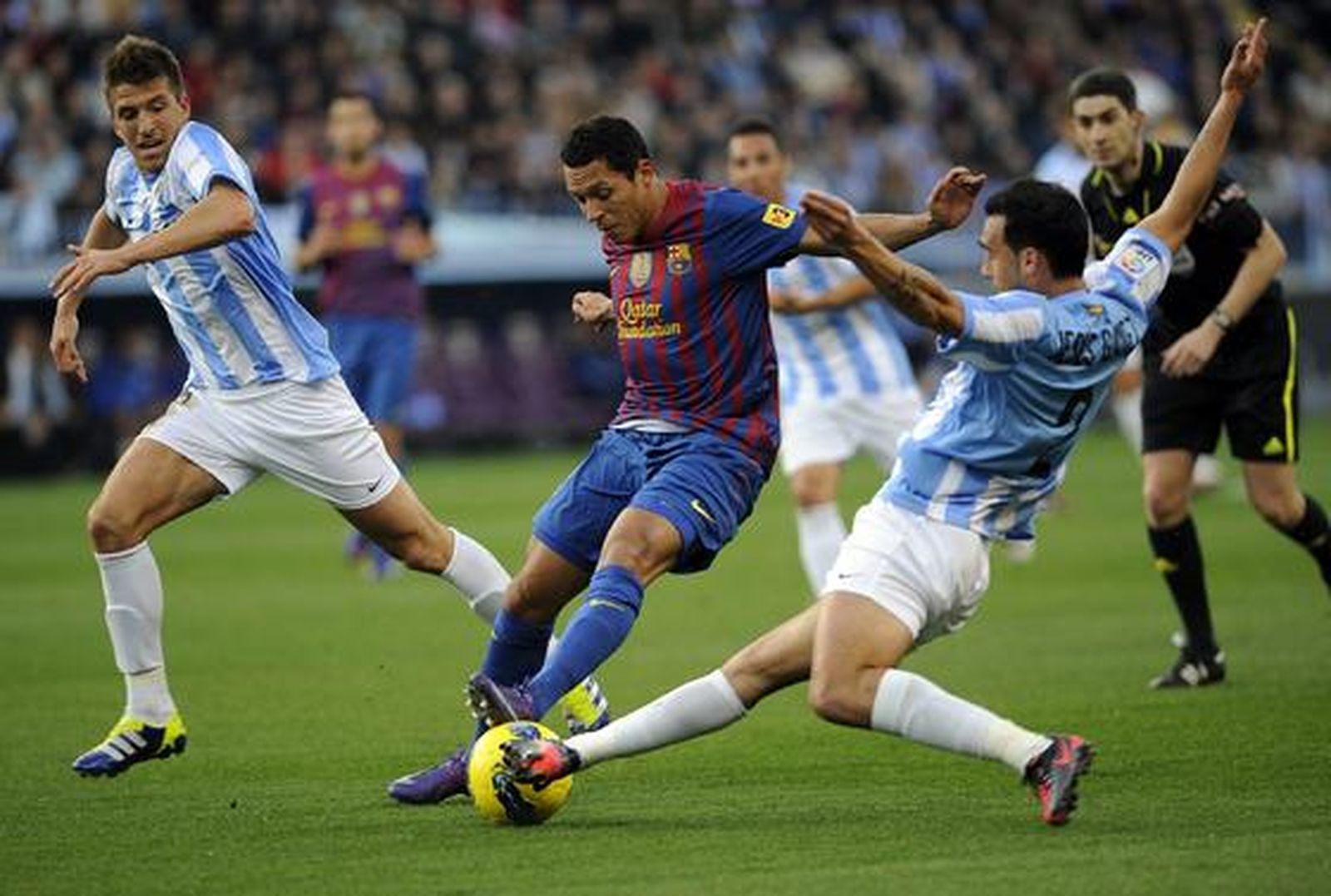 Gámez realiza una entrada sobre Adriano. / AFP