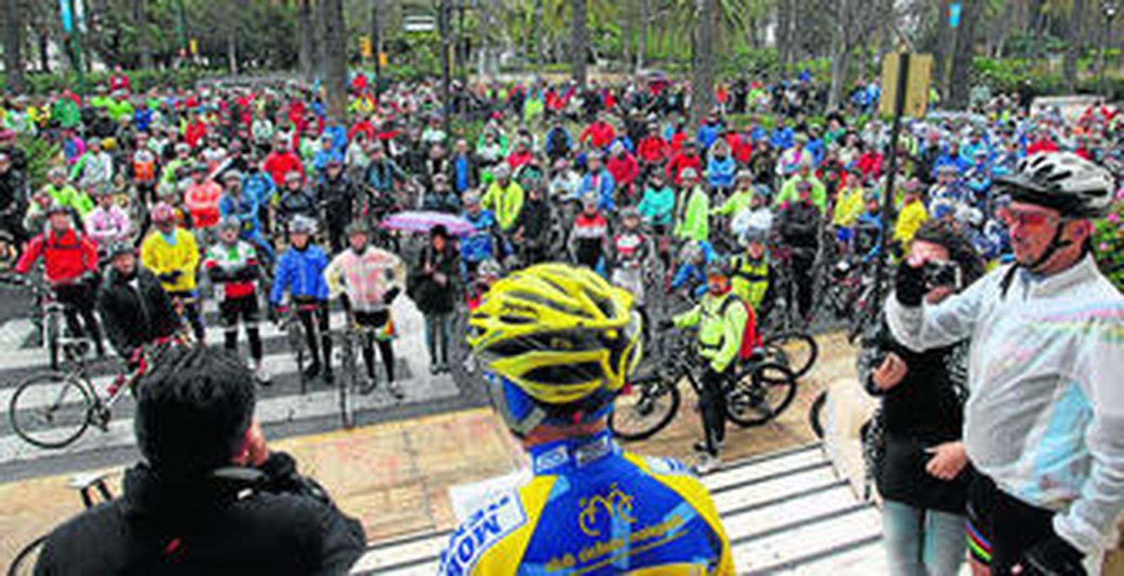 Momento de la lectura del manifiesto en la puerta del Ayuntamiento, antes de la marcha ciclista.