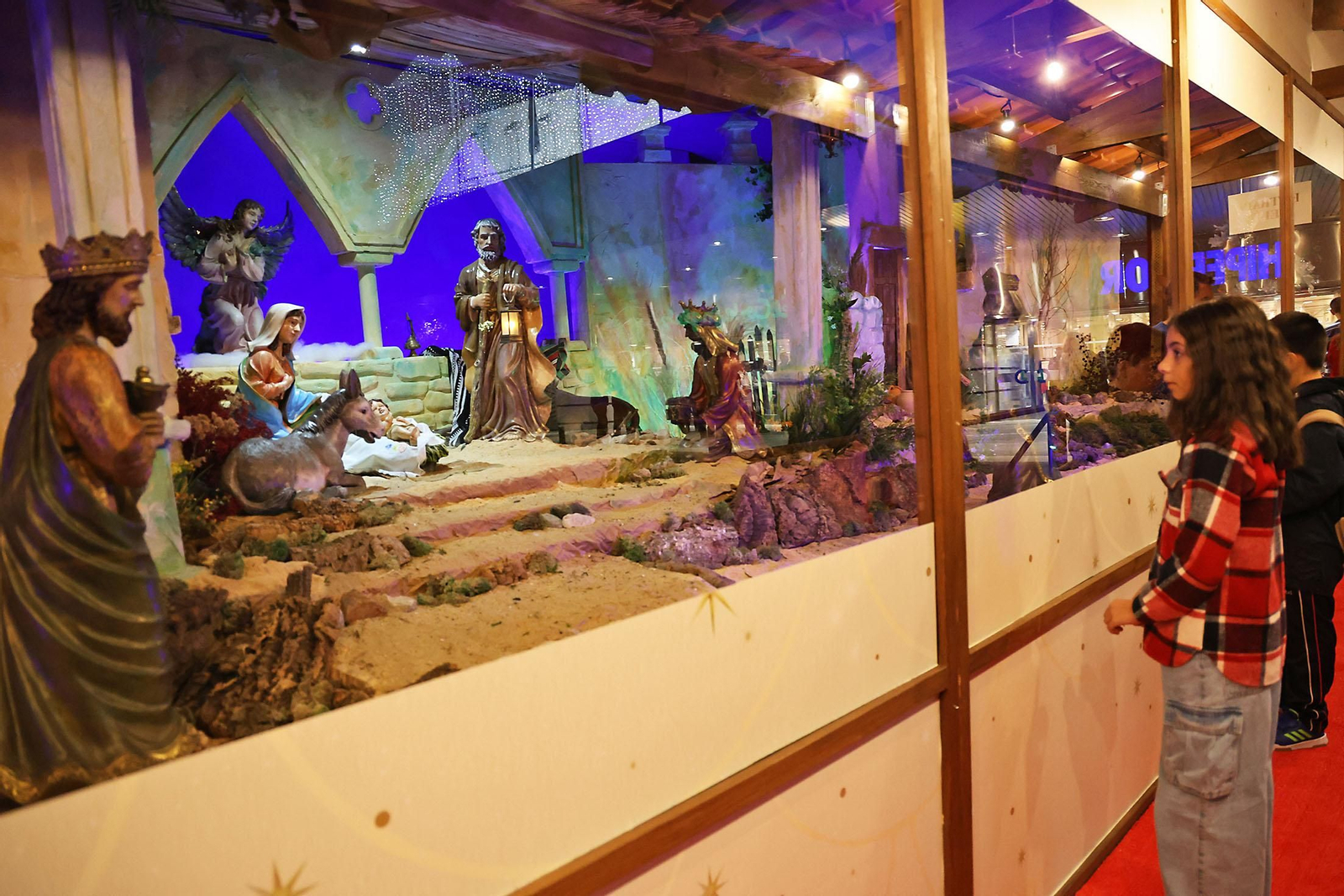 Imágenes de la inauguración del Belén Solidario del Consejo de Cofradías y Hermandades y el Corte Inglés