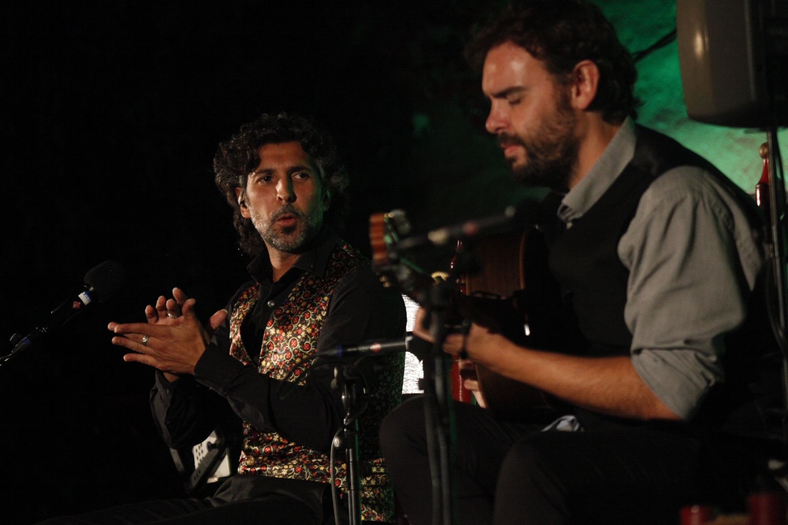 El cantaor onubense Arcángel sigue a las palmas a uno de sus guitarristas durante la actuación de anoche en el Palacio del Marqués de Ayamonte.