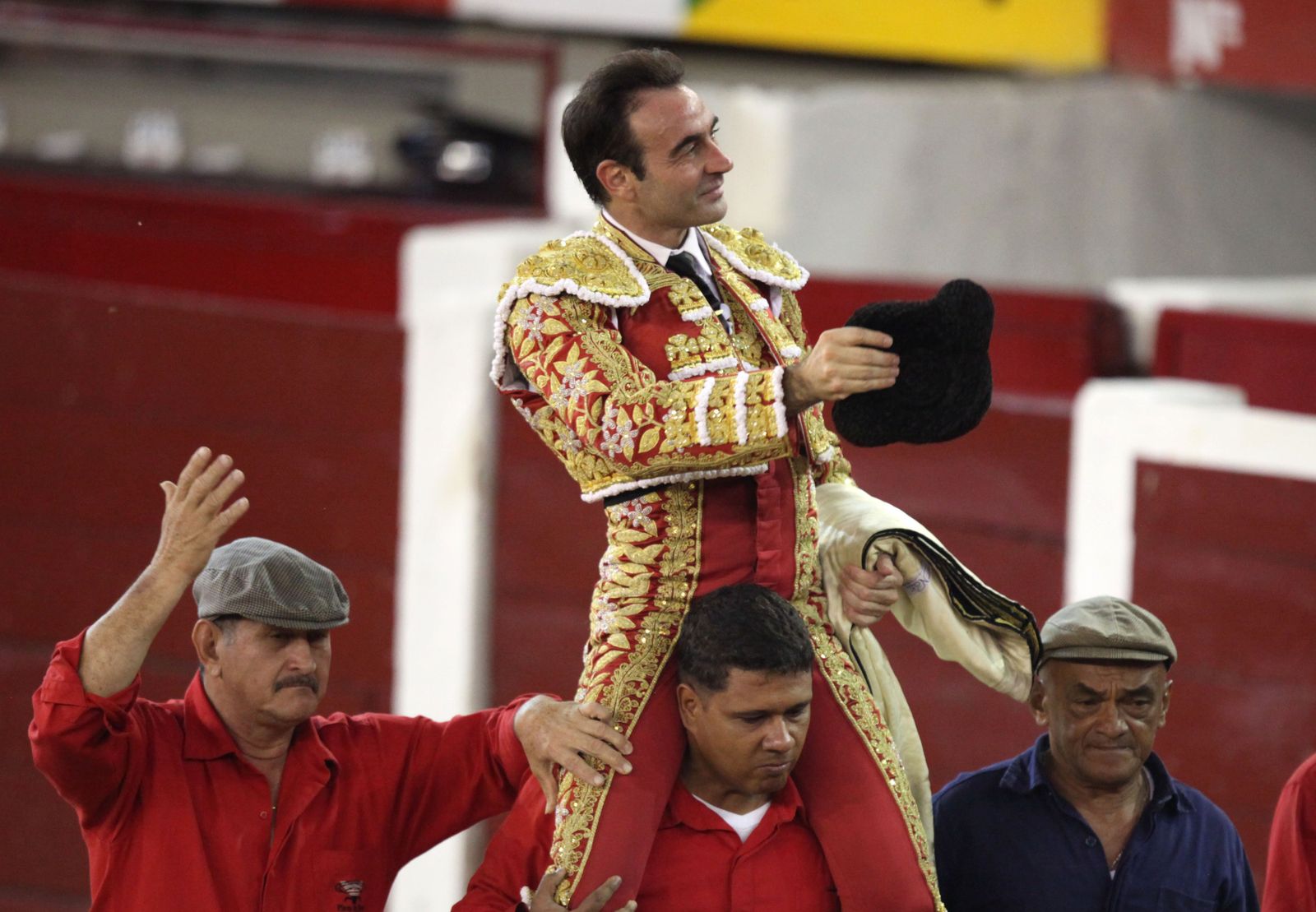 Ponce, a hombros en Cali.