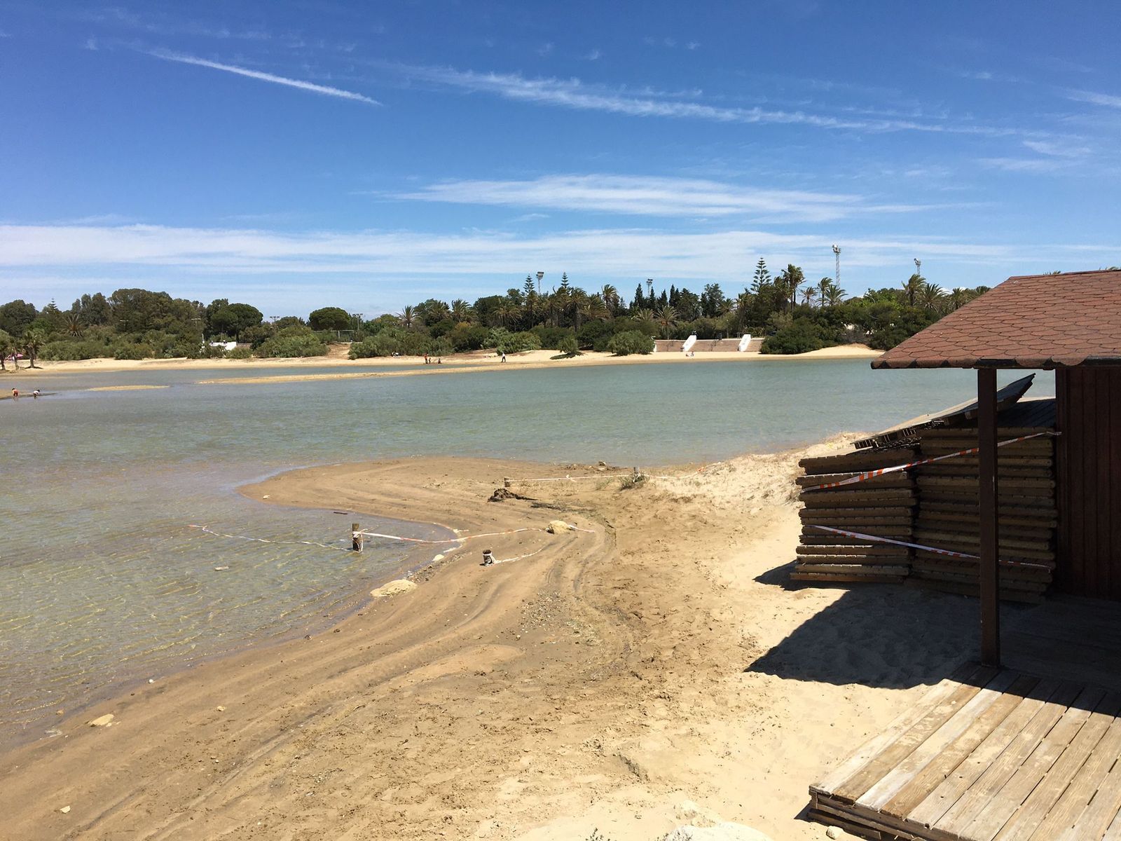 Imágenes de la marea alta en la playa de La Puntilla