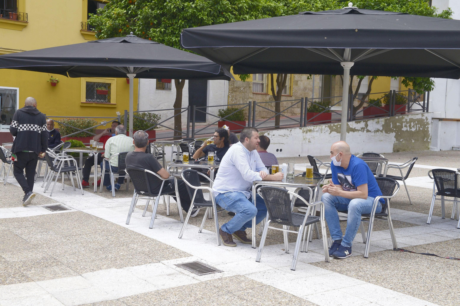 Una céntrica terraza hostelera en la calle Sevilla de Algeciras.
