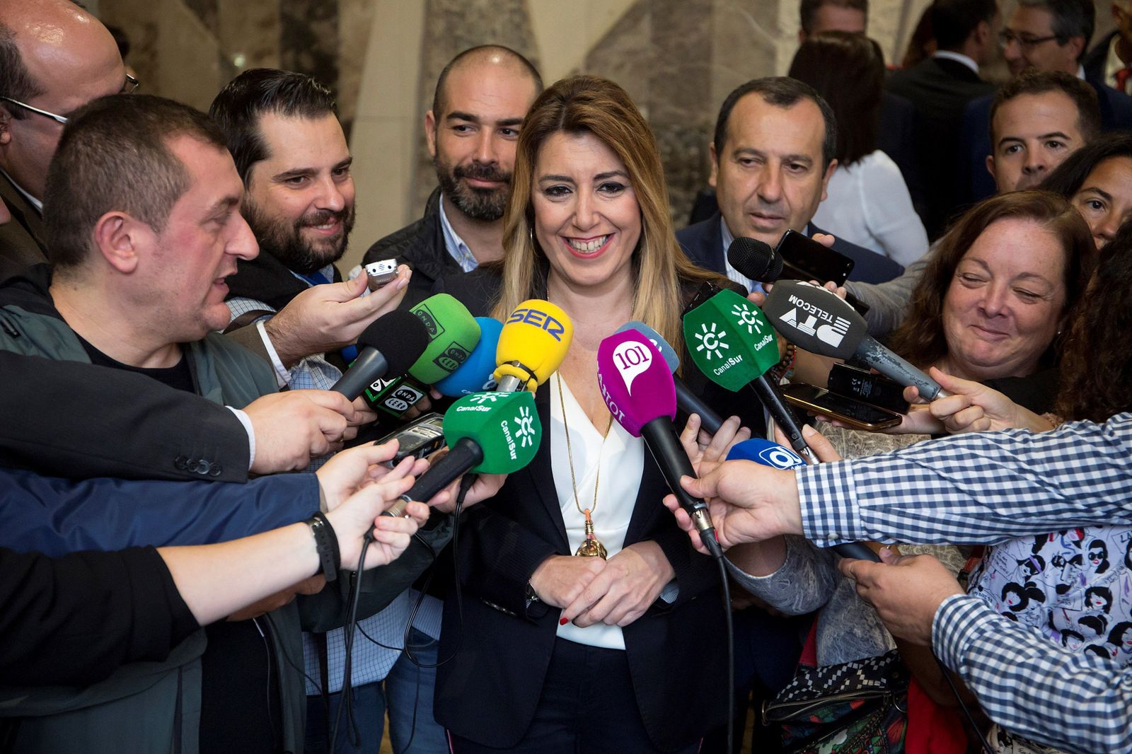 Susana Díaz atiende a los medios este jueves tras un acto en Málaga .