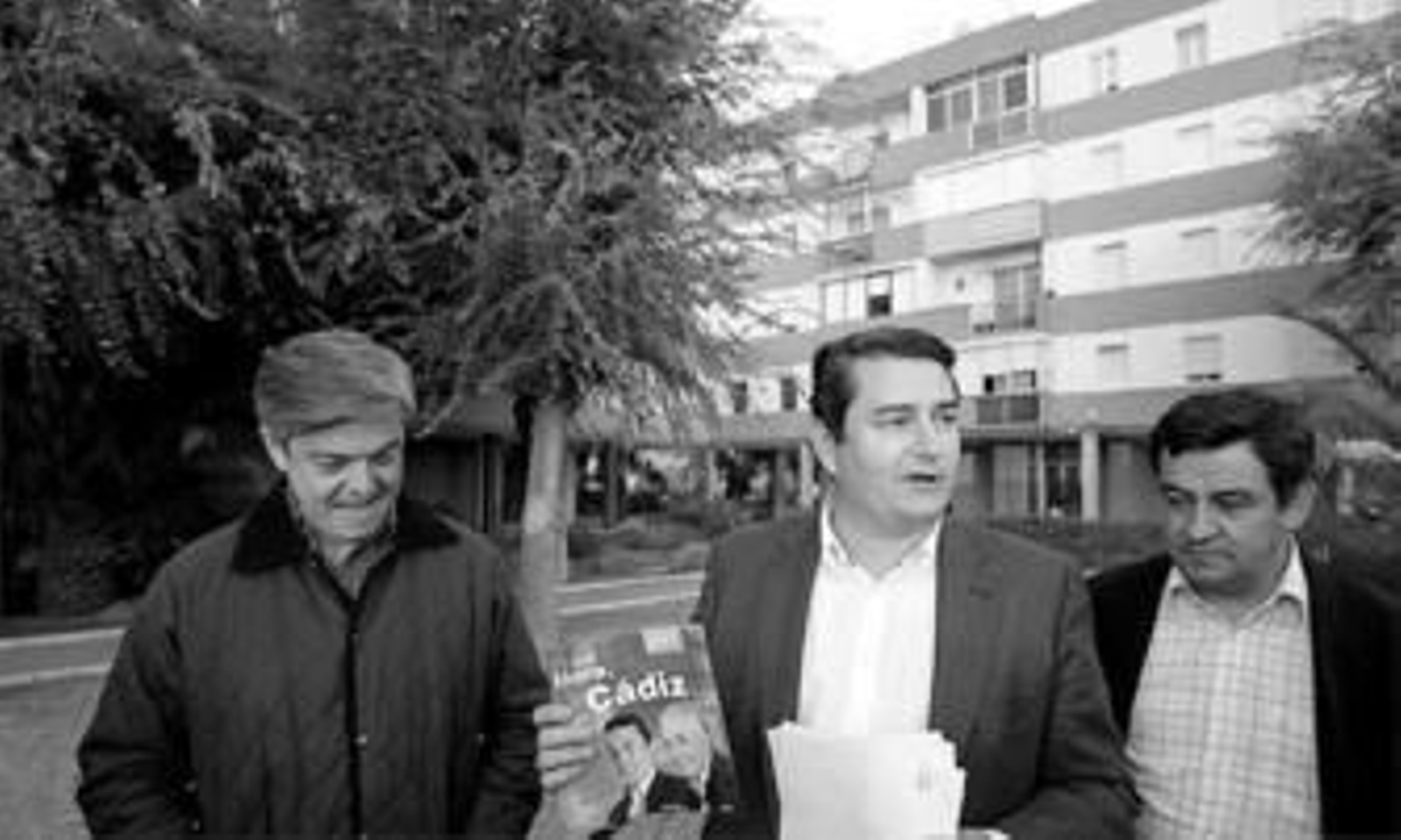 Juan Carlos Juárez, Antonio Sanz y José Loaiza, ayer en la barriada Miramar-Mondéjar de La Línea.